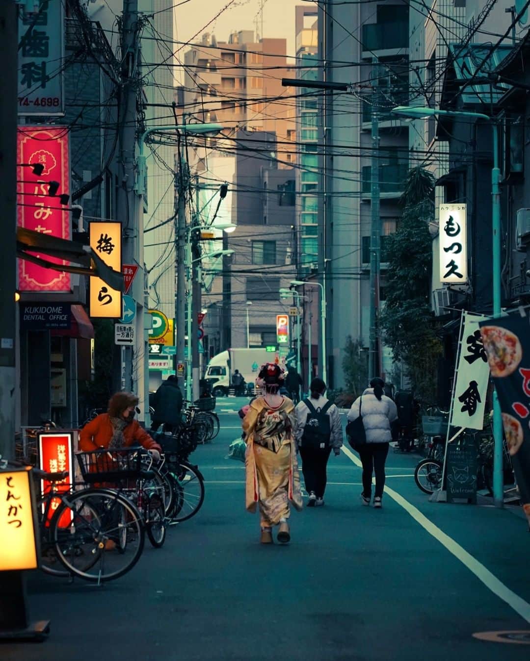 三菱地所レジデンスさんのインスタグラム写真 - (三菱地所レジデンスInstagram)「下町情緒と、飽きない楽しさが同居する町・浅草。東京観光の代名詞ですが、活気溢れる商店街が充実し、古くから人々に住み継がれ成熟を深めた住環境です。  「ザ・パークハウス 浅草」の魅力は「和の落ち着き」。重厚な石や木調素材を用い、和モダンな印象に。バルコニー面には洗練されたガラス手すりを使用することで、重厚さの中に軽やかさも演出しています。  浅草寺や花やしき、仲見世通り、松屋浅草、浅草ROXにも近く、街の魅力を思う存分楽しめます。  写真「ザ・パークハウス 浅草」（当社分譲済物件）と現地周辺  三菱地所レジデンスは 「暮らしに、いつも新しいよろこびを」 をコンセプトに住まいを考えていきます。 ザ・パークハウスの物件はプロフィール （ @the_parkhouse ）のURLから！  三菱地所レジデンスはTwitterでも発信しています。 （ @the_parkhouse ）のハイライトから！  #三菱地所レジデンス #ザパークハウス #パークハウス #暮らしにいつも新しいよろこびを #浅草 #仲見世 #仲見世通り #浅草商店街」3月30日 17時42分 - the_parkhouse