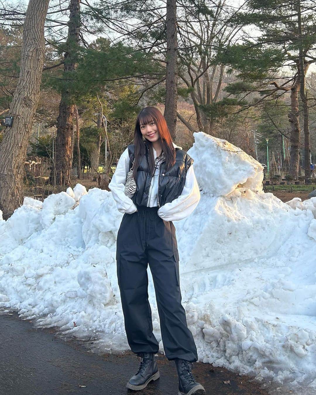 粕谷音さんのインスタグラム写真 - (粕谷音Instagram)「残り少ない雪と共に、、⛄️ こういう系統普段あまり着ないけど好きなのです🕶🤍」3月30日 17時43分 - non.1611
