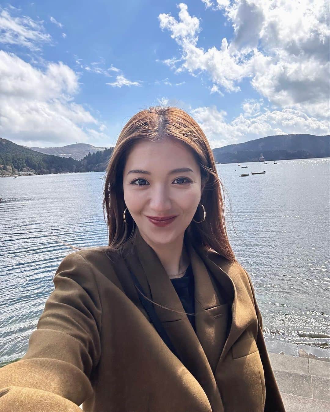 のインスタグラム：「💙☁️🚣💙☁️  お天気に恵まれとても美しい 湖ってこんなに綺麗なんだね 大人になってわかること  🚢⚓︎⚓︎⚓︎⚓︎  _________________________________  #love #life #loveislove #lake #beautiful #sky #blue #hakone」