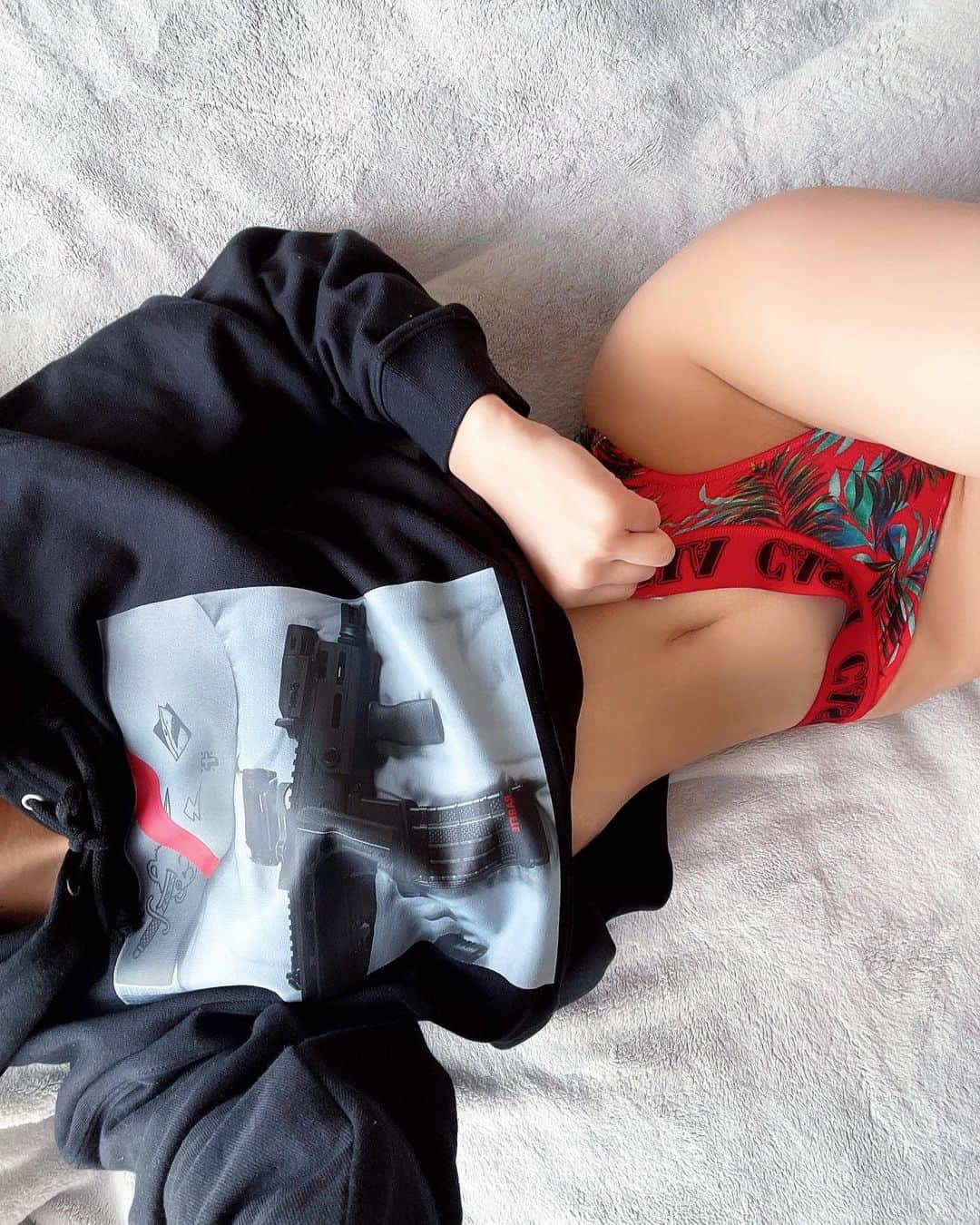 のインスタグラム：「🍓 . 𝕲𝖚𝖓𝕻𝖆𝖗𝖐𝖊𝖗 🔫 🔥 . iPhoneアプデしたら可愛い絵文字 追加されたな🤤 @rarete2015」