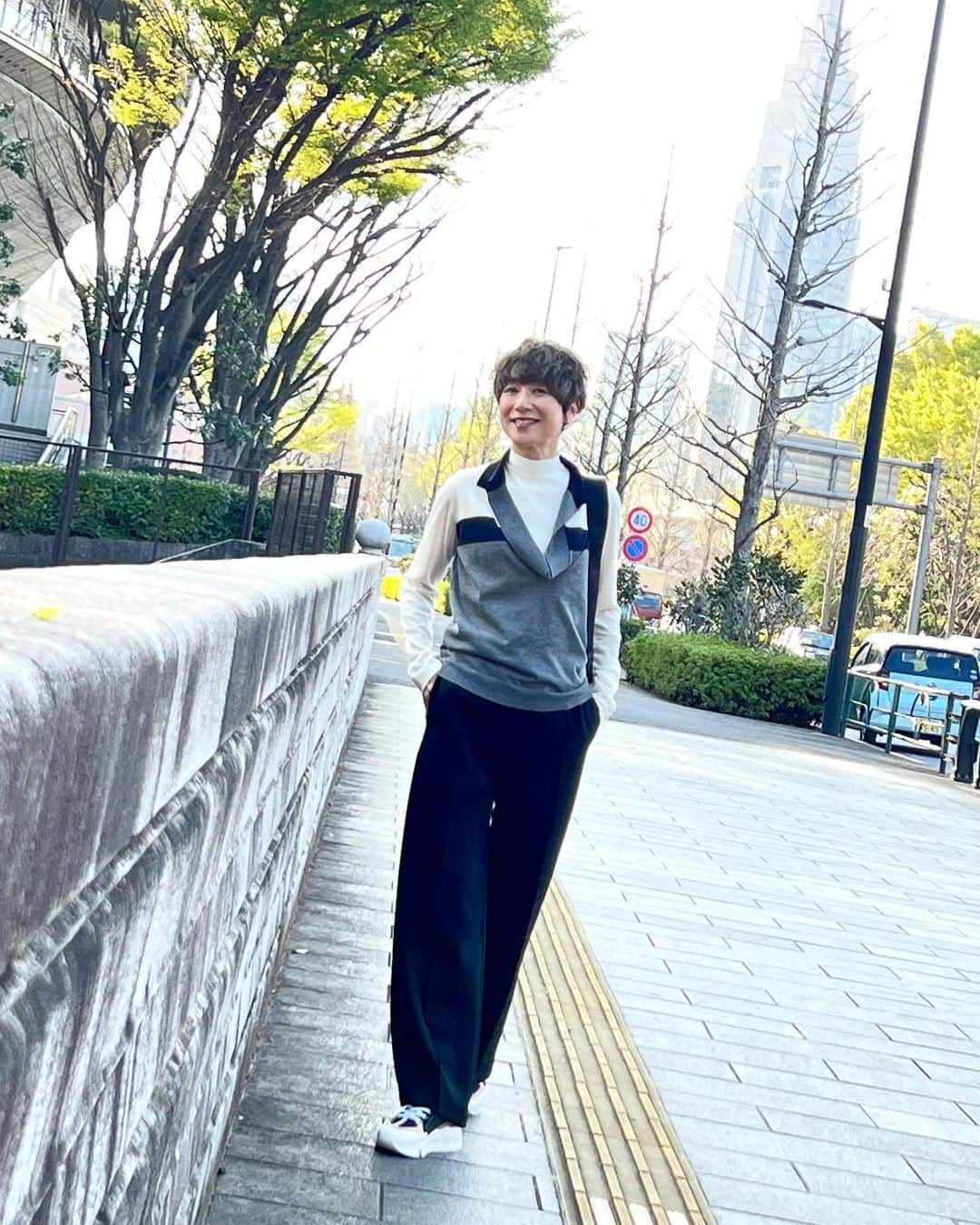 黒田知永子のインスタグラム：「. 肌触りのいいポロニット。 中にノースリーブのハイネックを合わせています。 ちょっとシックなカジュアル…な感じ☺︎  明日3月31日の19時半からインスタライブを行います！ 表参道店から2023春夏物をたくさんご紹介できればと思っています。ぜひご覧になってくださいね。  @plan_c_official  @aliita.official  #planc #aliita  #黒田知永子 #chiekokuroda」