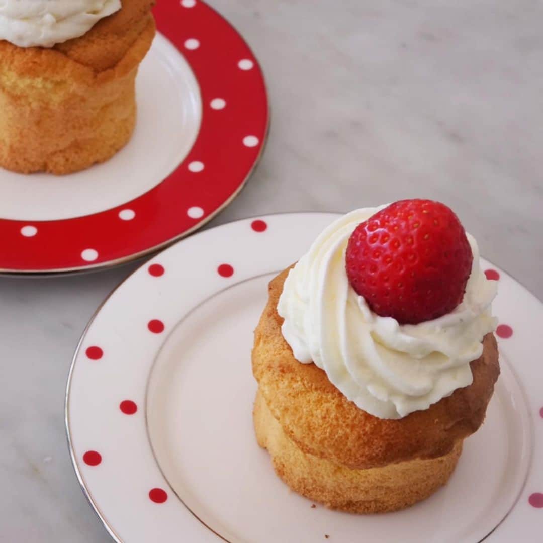 若山曜子のインスタグラム：「プレーンなカップケーキシフォンにチーズクリーム注入、もしくはカスタード注入。 上にクリームのせなければ持ち運びにも便利。どちらのクリームもいちごによく合います🍓  シフォン生地には少しレモン汁を加えるとより軽やかに。 大きな気泡ができてても、むしろクリームがたっぷり入るので問題なし😊  #マフィン型で作る小さなお菓子」