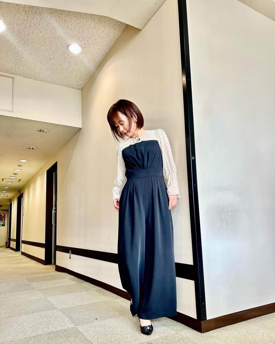 菊池良子さんのインスタグラム写真 - (菊池良子Instagram)「bs日テレ『汐留tv』の衣装です🙋‍♀️ ・ ・ オールインワンのお洋服✨✨ ・ ・ こんなに可愛いデザインがあるなんて…💓 ・ ・ 動きやすくて、足が長く見えて、顔周りを明るく見せてくれる最高のお洋服です✨✨ ・ ・ オールインワン∶ @ori_by_chouori #oribychouori  イヤリング∶ @abiste_official #abiste  パンプス∶ @dianashoespress #diana  ・ ・ #女子アナコーデ　#フリーアナウンサー　#sサイズコーデ　#158cmコーデ #オールインワンコーデ #fashion #ootd #cordinate #announcer」3月30日 17時53分 - kikuryo627happy
