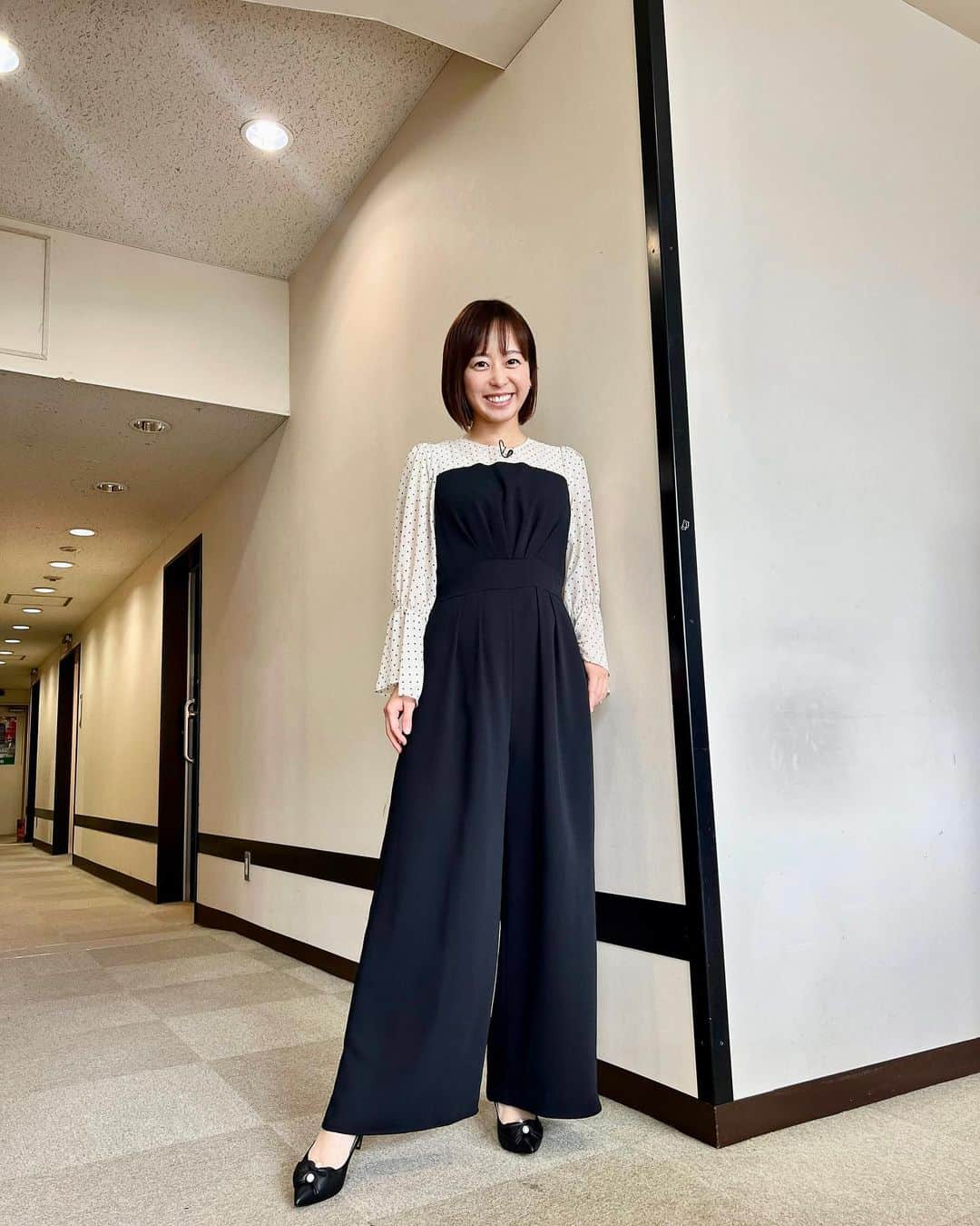 菊池良子のインスタグラム：「bs日テレ『汐留tv』の衣装です🙋‍♀️ ・ ・ オールインワンのお洋服✨✨ ・ ・ こんなに可愛いデザインがあるなんて…💓 ・ ・ 動きやすくて、足が長く見えて、顔周りを明るく見せてくれる最高のお洋服です✨✨ ・ ・ オールインワン∶ @ori_by_chouori #oribychouori  イヤリング∶ @abiste_official #abiste  パンプス∶ @dianashoespress #diana  ・ ・ #女子アナコーデ　#フリーアナウンサー　#sサイズコーデ　#158cmコーデ #オールインワンコーデ #fashion #ootd #cordinate #announcer」