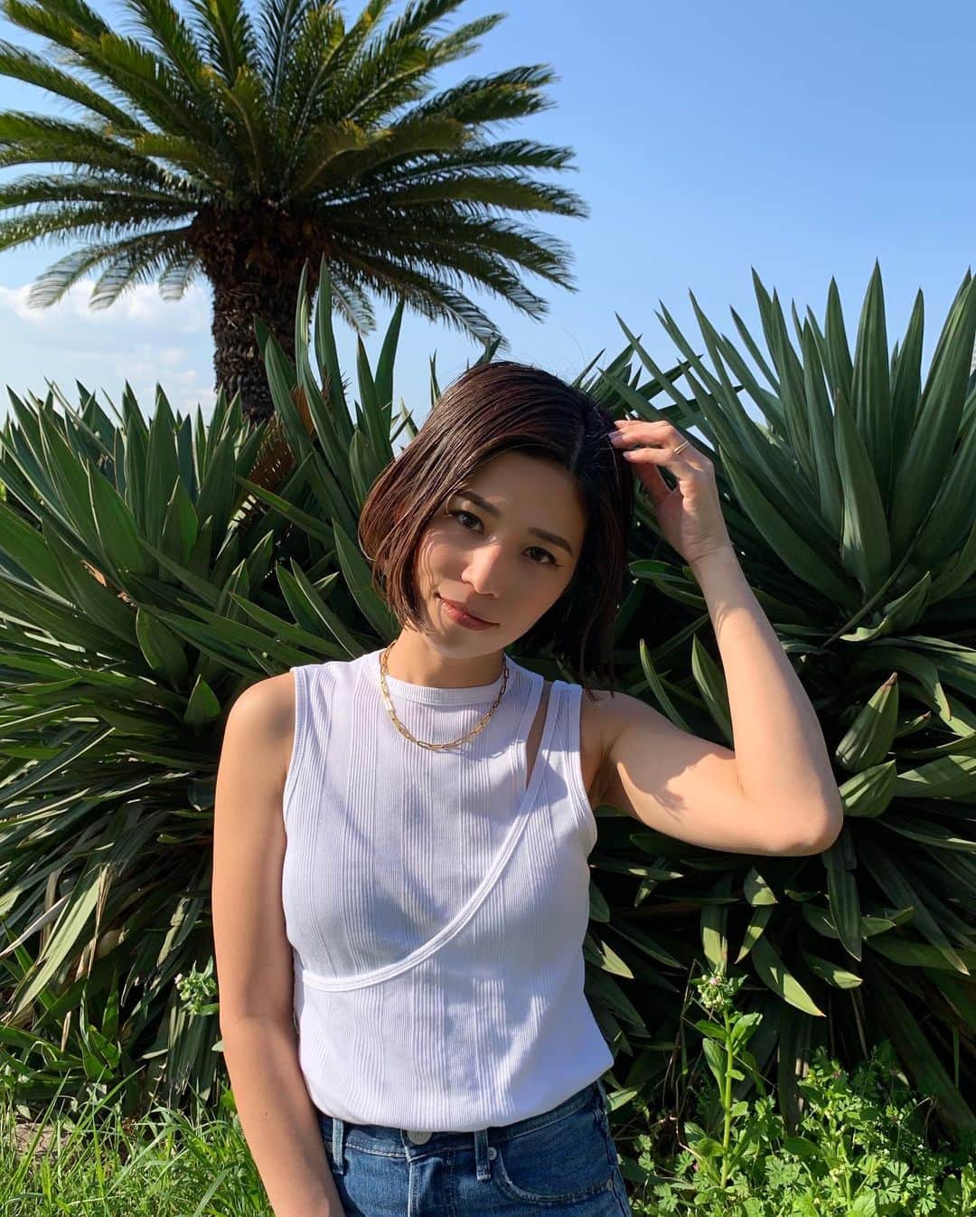 ANNA のインスタグラム：「“LIMELY” のネックレスを試してみました🫶 ここのアクセサリーは全て肌に優しい素材で、汗や水にも強く酸化しにくくサビにくいのが特徴✨ 24時間つけっぱなしでも肌に負担が少なく、金属アレルギー対応なんだそう💍  ジムやお風呂、付けっぱなしに出来るのは嬉しい🛀💓  それに子供に引っ張られてピアスが無くなってる、ネックレスちぎれる、は日常茶飯事だから😭万が一を考えてプチプラなのも嬉しいポイント🫶  ママだってアクセ付けるの諦めたくないしね😚💎  ぜーんぶ可愛くて沢山揃えたくなりました✨是非タグから飛んでショップのぞいてみて下さい💓➡︎ @thelimely   #LIMELY #ライムリー #肌に優しいアクセサリー #つけっぱなし #金属アレルギー対応 #316l #サージカルステンレス #ちょっとしたプレゼント #0歳女の子ママ #ママファッション #PR」