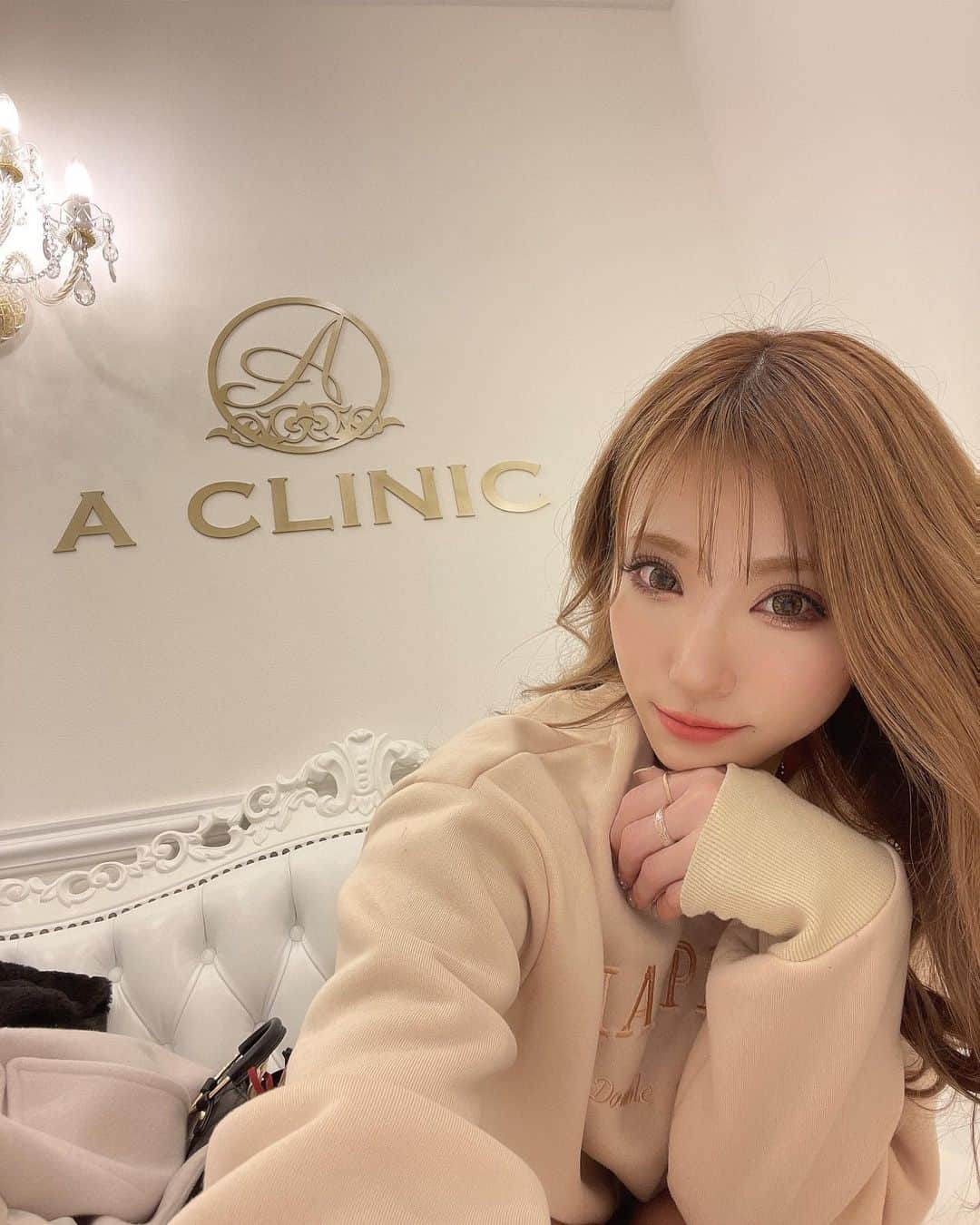 HIKARUさんのインスタグラム写真 - (HIKARUInstagram)「この間 @a_clinic_ginza 担当医の木家先生 @aclinic_kiya で パーフェクトアイズ受けてきたよ💕   施術受けて10日ほど経って目元つり目から優しくなった😭💕 術中は麻酔が効いてからはチクっとするくらいで腫れは1週間くらいしたら引きました😉  印象が少し変わったからメイクが楽しくなって大満足💕 今度今興味ある肌ケアダーマペンとかやってみたいな😍🤎  #aclinic #aclinic銀座 #aclinic横浜 #aclinic新宿#aclinic名古屋#aclinic大阪#aclinic池袋 #aclinic福岡#aclinic仙台#aクリニック #エークリニック #目尻切開 #目尻長め #目整形 #タレ目 #タレ目整形  #たれ目 #デカ目 #パーフェクトアイズ #グラマラスライン #グラマラスライン形成 #プチ整形 #整形 #美容整形  #美容 #美容外科 #美容クリニック#木家佑理子」3月30日 17時57分 - hikaru__0211