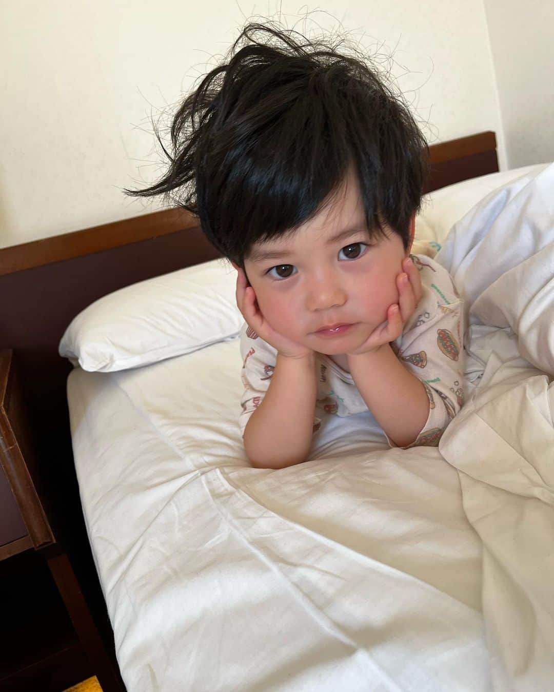 みやこLv.18のインスタグラム：「・寝起きの薫が可愛すぎるって話🤪 パジャマのこどもってなんでこんなにかわいいんかな😕 寝癖も最高🤓💖💖💖 あと2ヶ月で3歳になります🥹🧡 ・ #2歳 #男の子ママ #育児日記 #成長記録 #ベビーモデル #ママモデル #インスタグラマー #インフルエンサー #ママさんと繋がりたい #イケメン #モナミ  #youtube #youtuber #pr」
