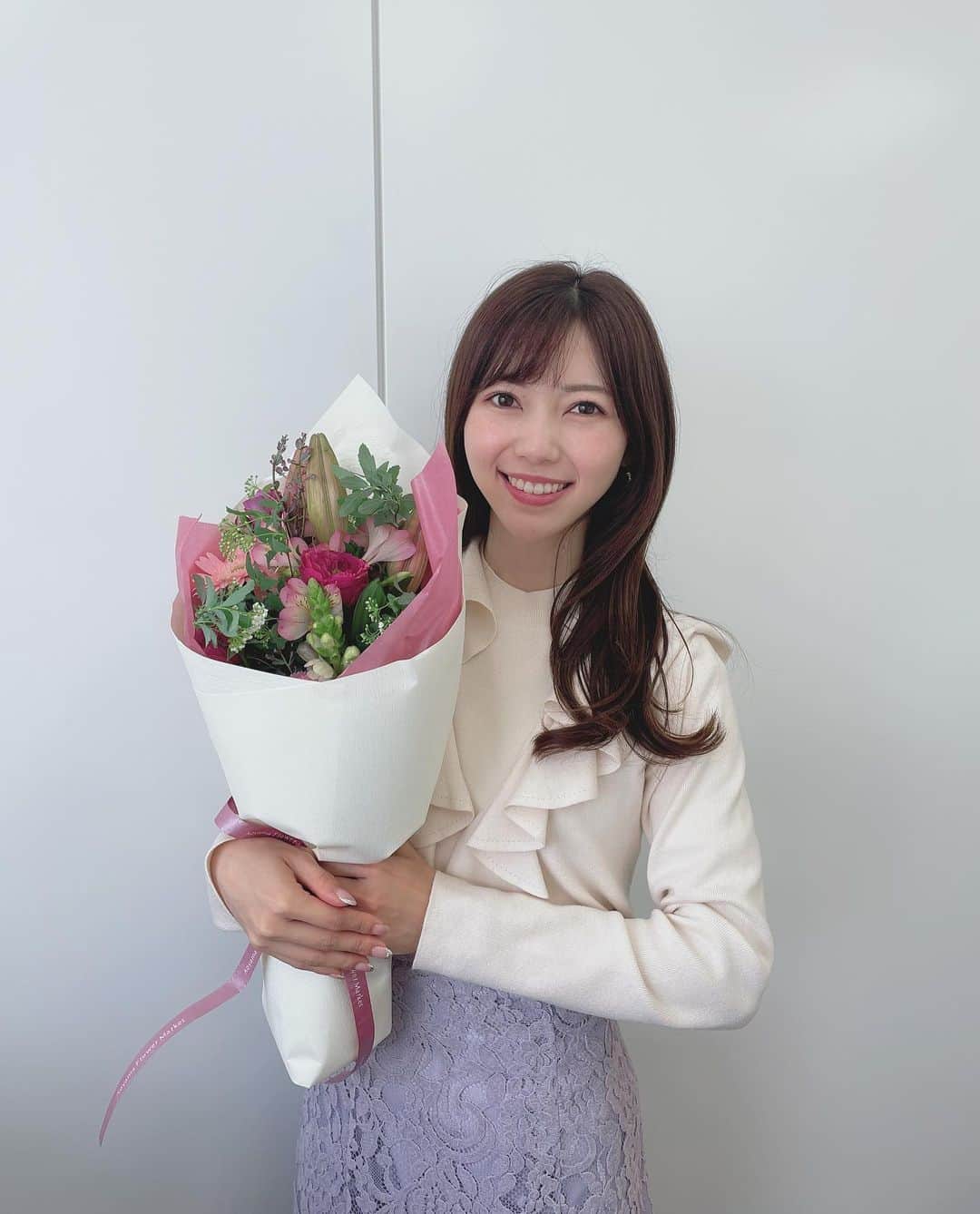 川又智菜美のインスタグラム：「【ご報告】 ⁡ いつも応援してくださる皆さまにご報告です🌸 ⁡ 3月末で2年間所属したWOWOWを卒業致します。 世界最高峰のスポーツをお届けしているWOWOWで テニスやサッカー、 時にはeスポーツまでお伝えできたり 幅広いエンターテイメントに 携われたことを嬉しく思います☺️ 見守ってくださっていた皆さま 本当にありがとうございました！ ⁡ この経験を糧にこれからも色々な挑戦をしていきたいと考えています！ どんどん成長していけるよう励みますので これからも応援していただけますと嬉しいです📣  4月からはフリーランスでお仕事をしていきます🌈 またページなど整えてご報告する予定ですが 番組・イベントなど、 お仕事のご相談がある方はぜひご連絡ください🙇‍♀️ ⁡ 川又 智菜美 ⁡ #WOWOW #卒業 #ありがとうございました　 ⁡」