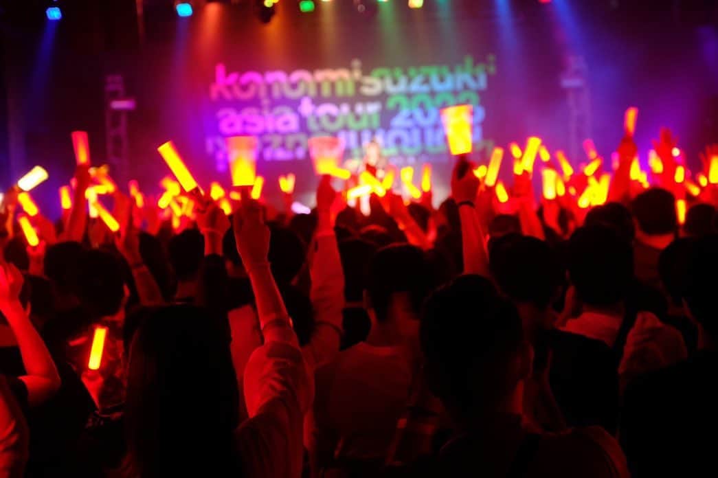 鈴木このみのインスタグラム：「思い出🇭🇰  集合写真撮影:ビリー ライブ写真撮影:若林豪  blog▶︎「アジアツアー香港公演!!!」  https://lineblog.me/suzukikonomi/archives/13322568.html  ストリーミングはこちら🎧  https://open.spotify.com/artist/3O0kLS5sLZ41XZRxjBKmLF?si=WcOfZoaMQFiPt5ESu-ED8g  https://music.apple.com/jp/artist/%E9%88%B4%E6%9C%A8%E3%81%93%E3%81%AE%E3%81%BF/524306307」