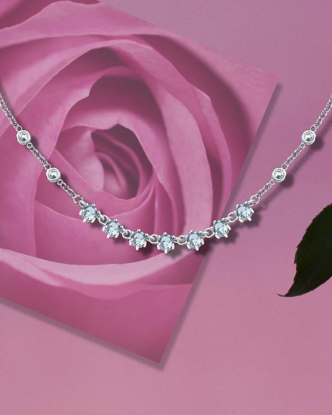 ピアネゴンダのインスタグラム：「Tonalità intense e nuance più delicate si alternano sui gioielli della linea #Colori: una collezione che vi regalerà sfumature ed emozioni diverse!  Collana Collezioni Colori 89 € - Intense hues and more delicate nuances can be both found on our #Colori collection: jewels that will give you different shades and emotions!  Necklace Colori Collection 89 €  - #GIOIELLIDAVIVERE 💫」