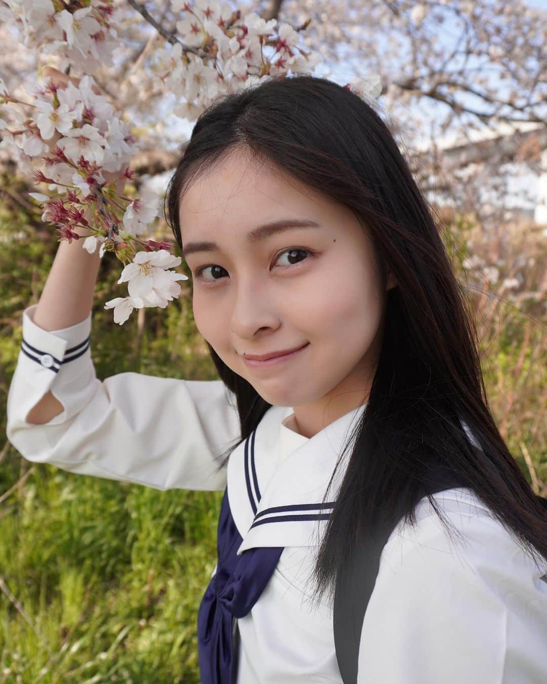 村山千夏さんのインスタグラム写真 - (村山千夏Instagram)「こんばんは。 暑くも寒くもない天気で快適でした。 桜もそろそろ終わりですかね。  #jk#sjk#jk2#05#05line #17歳#17yearsold #セーラー服#制服#女子高校生#女子高生 #fyp #foryoupage #japangirl」3月30日 18時02分 - chinatsu___mura