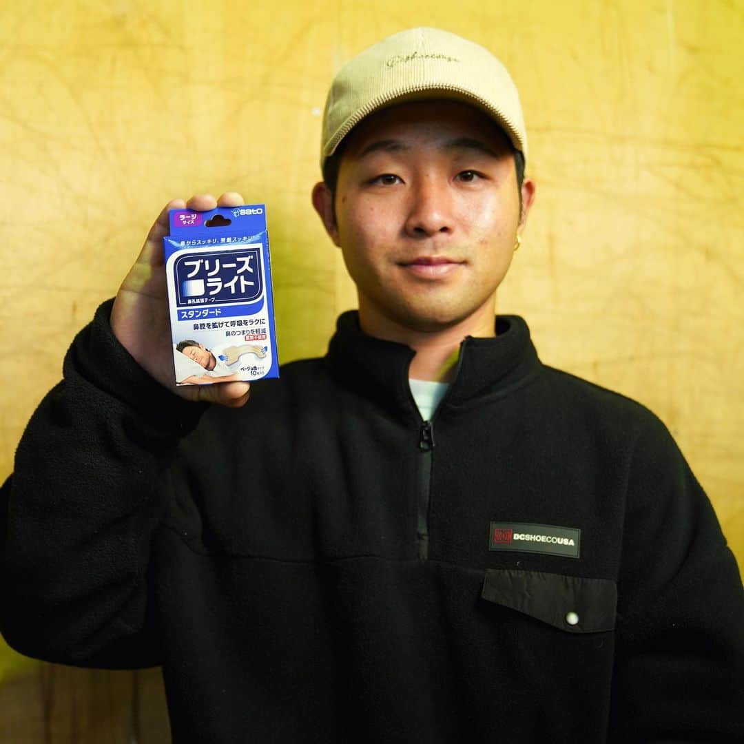 笹岡建介のインスタグラム：「・ 鼻が詰まると口呼吸になってしまい口や喉が乾燥して 不快で練習中にストレスとなり集中力が低下し 怪我のリスクも高くなるので 鼻通りをよくするために "ブリーズライト"を愛用しています。 是非、皆さんも使って見てください😊 #pr #ブリーズライト #呼吸」