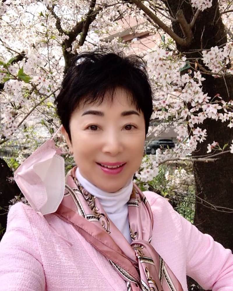 小川知子さんのインスタグラム写真 - (小川知子Instagram)「やっとゆっくり桜を🌸見た。 大分散っていますが、今日は晴天なのでとても綺麗！ 桜色🌸ジャケットにしてお花の中に溶け込みました。  友人と好物の串揚げへ。 「よく召し上がりますね」と言われてしまった。 １５本に茶そばは多いか💦 反省、、、🤣🤣  #お花見🌸 #串揚げ #小川知子」3月30日 18時04分 - tomoko_ogawa_