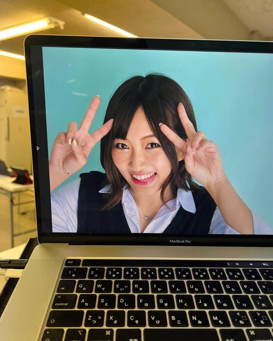 のインスタグラム：「ギャル役🤟🏼🤟🏼🤟🏼 りなっちとここちゃんと共演だよー！  朗読劇「屋上の鍵の開け方をね、極秘のルートでゲットしたのだよ」  4月6日、8日、アトリエファンファーレ東新宿にてお待ちしております！ #屋ゲ」