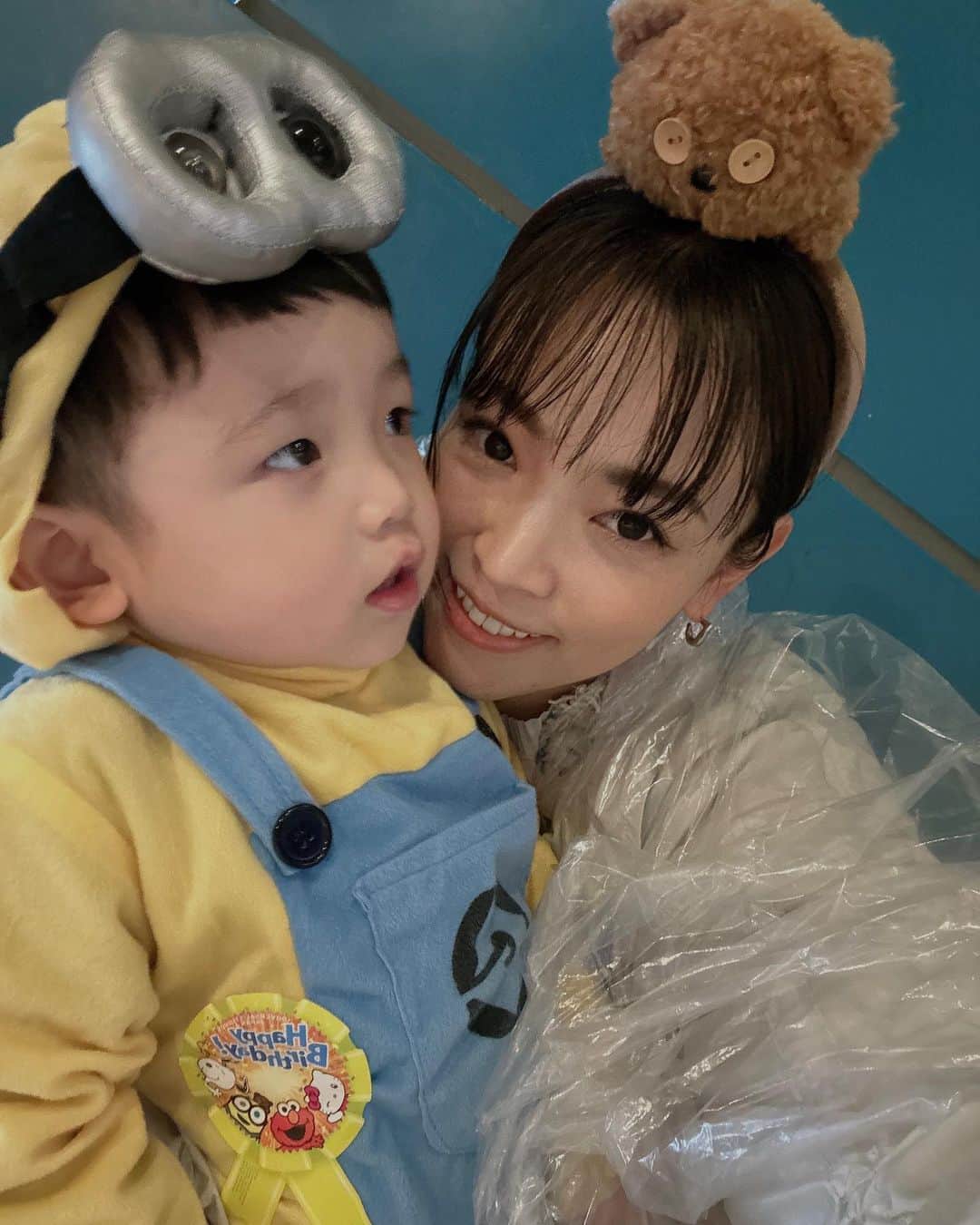 小田切恵子のインスタグラム：「春やすみ🌸 @universal_studios_japan   あいにくの小雨だったけどミニオン全開ではしゃぎました。  岩にはまって雨宿りしてます☔️  ニンテンドーワールドでは子どもと一緒に大人も熱くなってめちゃくちゃ楽しかった❣️ やっぱり一日では回りきれない。時間が足りないのでまたゆっくり行きたいです🌈  思い出作り👯‍♀️  #usj」