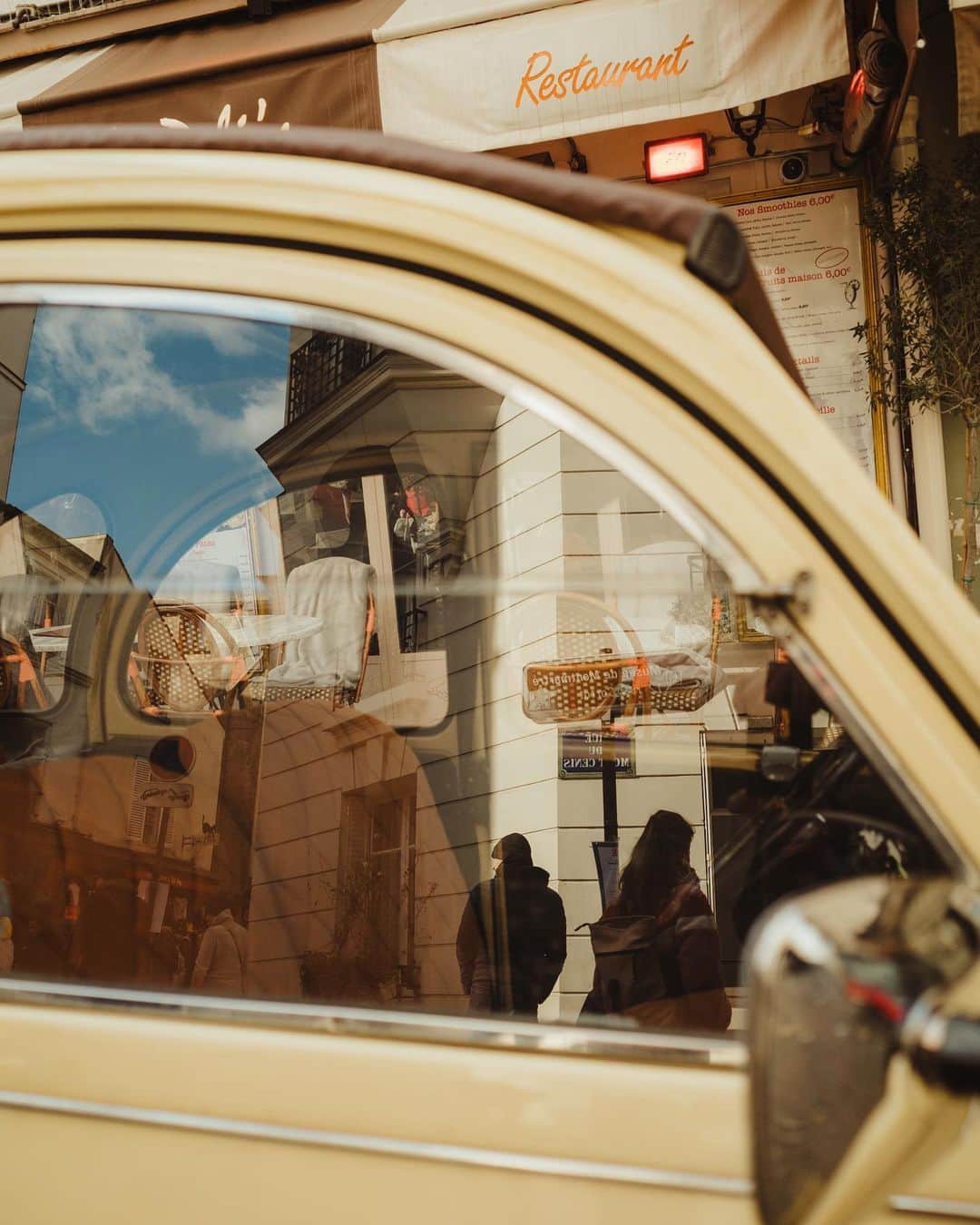 Putri Anindyaのインスタグラム：「a vintage car window //  I was in the moon when I took this pictures. Stood there so long to steal some moments that passed me by. Glad @mamiko_0907 was patient with me that day lol. It was a nice sunday walk with her in Montmartre, Paris.   #streetphotography #paris #montmartre #ricohgr3」
