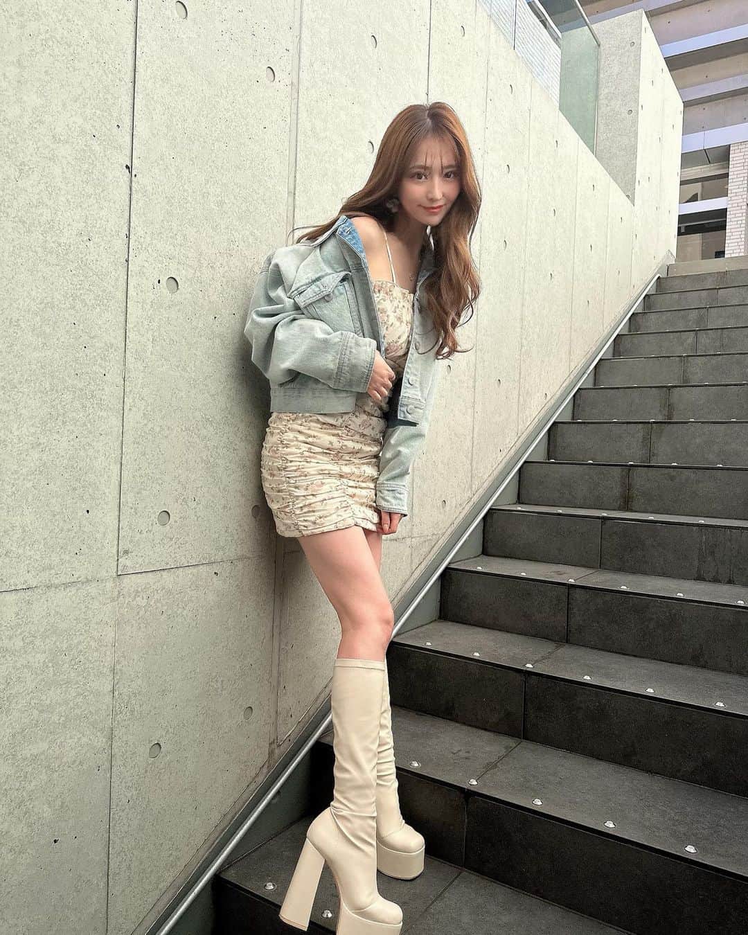 堀尾実咲のインスタグラム：「ひさしぶりにブリブリ💐なワンピース買ってみたよ🫣💖  かわちー！  #fashion #cordinate #darich #epine #épine #springfashion #springcode #ueshimacoffee #ueshimacoffeelounge #cafebar #cafebarlounge ##ダーリッチ #エピヌ #ミニワンピ #ミニワンピース #キャミワンピ #花柄ワンピース #春服コーデ #春服 #春コーデ #春カラー #デニムジャケット #デニムコーデ」