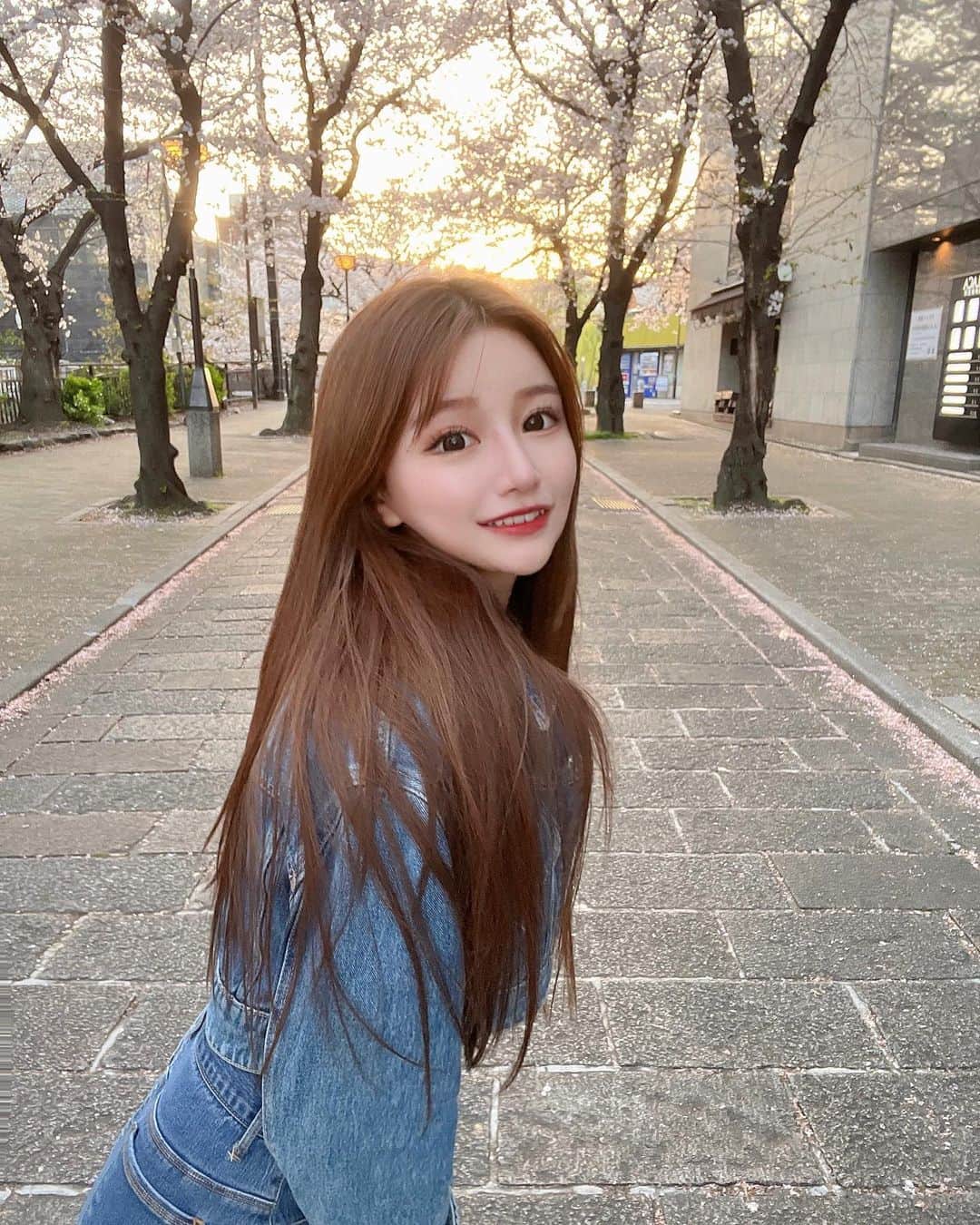 のインスタグラム：「春はデニムが可愛🌸 もう桜散っちゃうね寂しい   #祇園 #桜  #祇園キャバクラ  #キャバクラ #キャバ #京都   #🇯🇵 #🌸 #カイザー  #カイザーグループ」