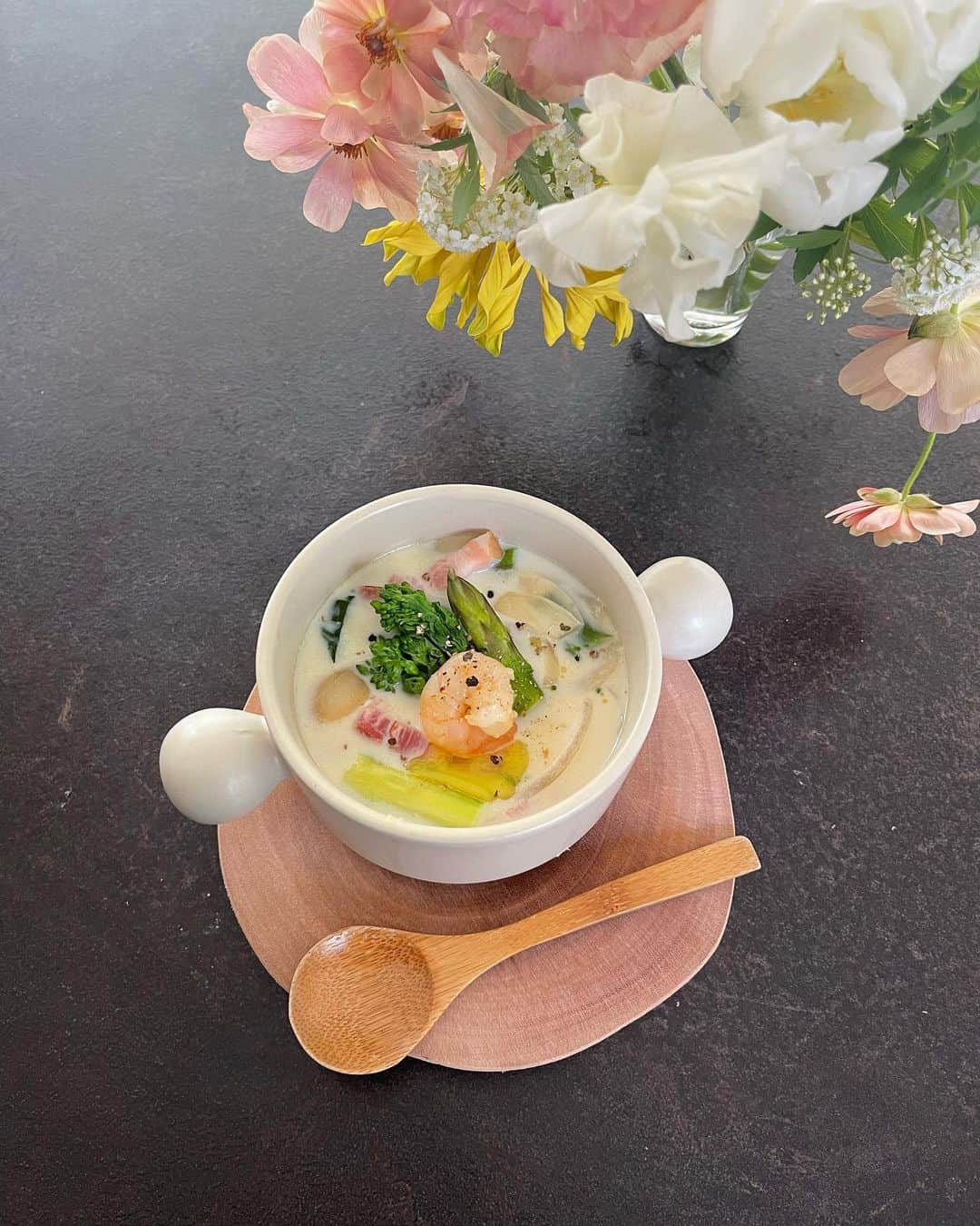 のインスタグラム：「菜の花の豆乳薬膳スープを作りました🌼  実家にいる時からだから、20年前から飲んでいる豆乳。  一人暮らしになってからも、これだけは毎朝飲もうと決めて、 きなこと黒蜜を混ぜたり、アレンジして毎日飲んでました！　  豆乳に含まれるたんぱく質やポリフェノールの一種、 イソフラボンは女性ホルモンに性質がよく似ていると有名ですよね！  美容や健康に良いとも言われています。 コーヒーに混ぜてラテにしたり、料理に使ったり手軽に普段の食生活に取り入れられます！  私は豆乳スープ、豆乳プリン、豆乳と書いてるものが大好き！笑  牛乳が苦手な私は、植物性なのも嬉しい！ 普段から、無調整豆乳を一番よく買います！ 大豆の自然な甘みや味が好きなんですが、 調製豆乳の方が、飲みやすく調整されていて、 毎日の習慣に取り入れやすいかもしれません！ 春は気持ちが不安定になりイライラしたり、肌荒れしたりトラブルもおきがちですよね？  今日はそんなときにいつも私が作っている薬膳スープをご紹介します！   作り方は下記✍️   *  1、バターで、玉ねぎベーコンを炒め、続けてアスパラガス、菜の花を炒めます。【写真3枚目】   2、水200ml、無調整豆乳400ml、を加え沸騰したら、えびを加えて、白だし大さじ2、味噌小さじ1、 塩胡椒で味を整え、完成。【写真4枚目】  *  すごく美味しいから作ってみてください🤭  毎日、完璧な料理は作れませんが、野菜、タンパク質、エネルギー、大きく３つにわけて、 その３つは食べるようにしています。タンパク質だけ、野菜だけでは、うまく体の中で機能してくれない為、 ３つのバランスは保つ意識をしています。 このスープに、おにぎりか、パンでも足せば、完璧🫶✨  無調整豆乳だけでなく、調製豆乳も料理にもちろん料理に使えます！そして、  「砂糖不使用　調製豆乳」が、新製品として登場したみたい！  ぜひ、チェックしてみてくださいね⭐️✨  * @kikkoman_tounyu  #キッコーマン豆乳 #豆乳 #植物性ミルク #pr」