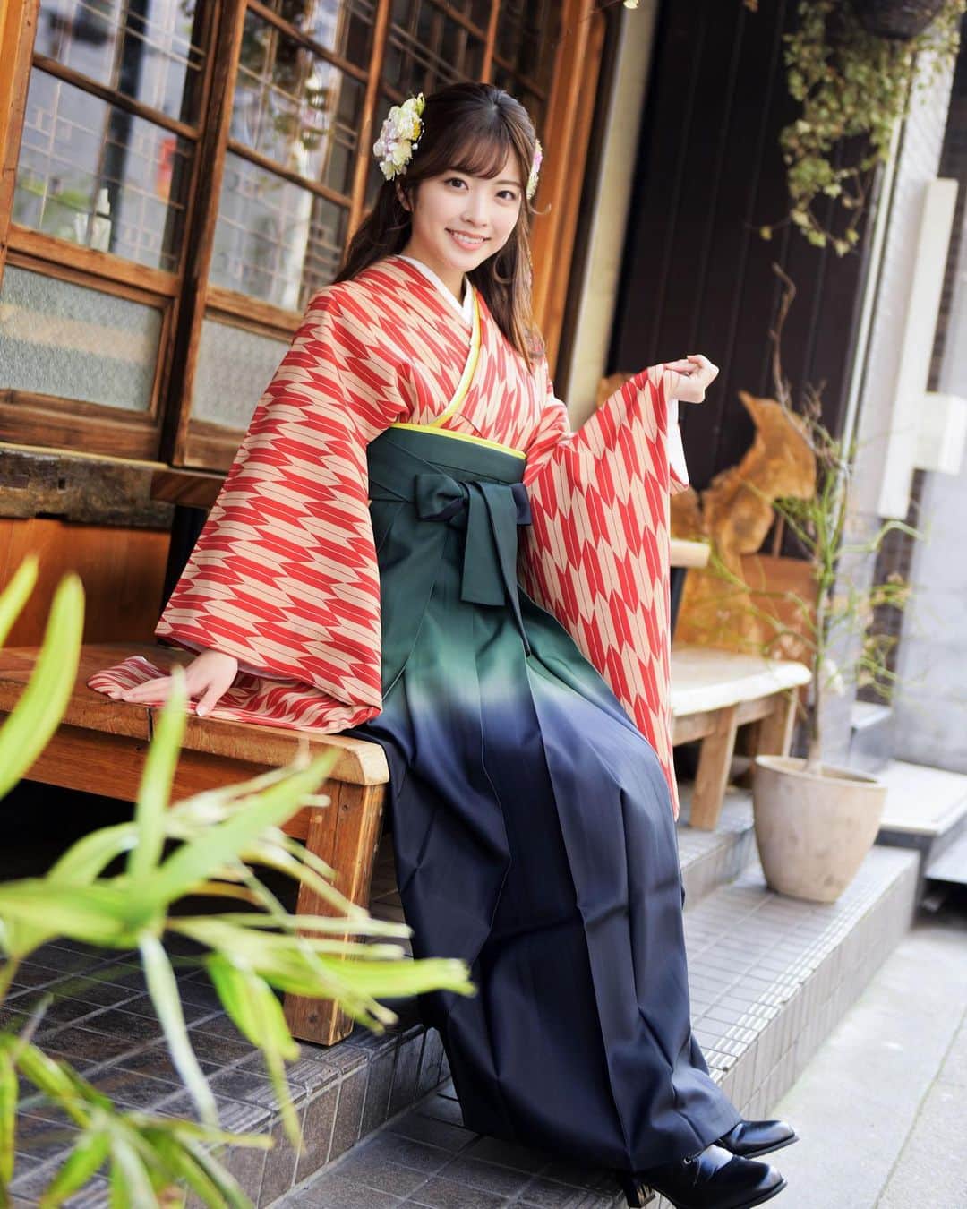 檜垣すみれさんのインスタグラム写真 - (檜垣すみれInstagram)「・  先日、大学を卒業しました🌸 そしてセントフォース関西も明日で退所します。 学外でも多くの経験ができ、充実した４年間でした。いつも応援してくださった皆様に感謝しています！　ありがとうございます🥰  4月からは新たな場で、自分らしくそして誰かの役に立てるように頑張ります。 これからもよろしくお願いいたします！  #卒業#卒業式#大学卒業#着物#袴#セントフォース#セントフォース関西#前撮り」3月30日 18時18分 - sumire_higaki
