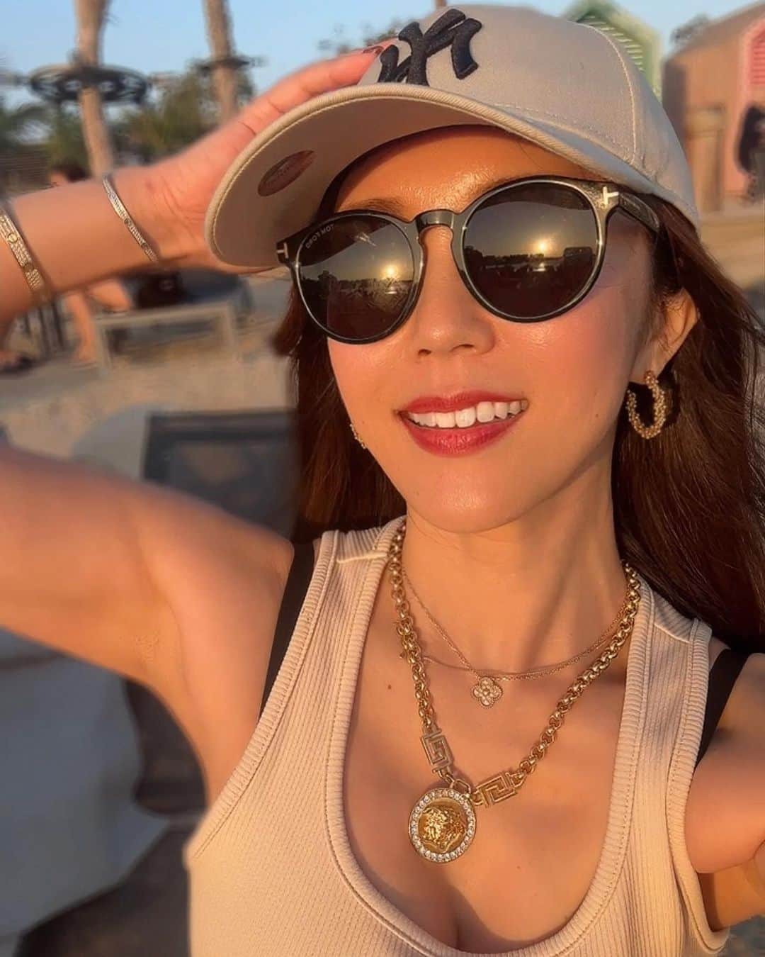 中村愛子のインスタグラム：「【波動が高い人の特徴】 ⁡ ⁡ 1. とにかくポジティブ ⁡ 常に前向きに物事を考え、いつでも明るい。 人を不愉快にさせたりすることはなく 周囲の人がみんな弱気になっていたとしても 波動が高い人はしっかり前向きに物事を考えることができる。 仕事などで成功を収めることができるため リーダーとしての才能にも恵まれている。 ⁡ ⁡ 2. 努力家  仕事や勉強、自分の役割、やらなければいけないことを しっかり行う。 自分を成長させたいという向上心を常に持っているのです。 ⁡ ⁡ ⁡ 3. 人からモテる  自分に自信を持っており、明るいため 異性や同性の目から見ても素敵な存在です。 目には見えなくても なんとなくそのオーラを感じ取れるものですので 自然と多くの人が引き寄せられてしまいます。 ⁡ モテなくて困るということはありませんし 男女どちらとも告白されることも多いでしょう。 しかしモテるからといって、遊ぶということはなく 真剣に1人の人とだけ付き合います。 ⁡ ⁡ ⁡  ⁡ 4. 自然と目立つ ⁡ 自然と目立つというのも、波動の高い人の特徴です。 優秀ですので、集団の中で自然と目立ちます。 本人は目立ちたがりなわけではないのですが 自然と注目を浴びるのです。 ⁡ そのため、学生の頃は学級委員長を任されたり みんなに頼られたりなどすることが多いです。 どこでも主人公になるような人なのです。 ⁡ ⁡ ⁡ ⁡ 5. 精神的に自立している ⁡ 誰かに依存することもなければ 人のせいにすることもないので 他人に不機嫌になったり 理不尽に怒ったりすることがありません。 ⁡ むしろ波動の高い人は、誰かに頼られることが多いです。 波動の高い人がいることで心を救われている人がたくさんいるため、多くの人にとって大切な存在となります。 ⁡ ⁡ ⁡ ⁡ ⁡ ⁡ 6. 落ち着いている ⁡ ポジティブでエネルギッシュな波動の高い人ですが 精神面は大人です。 落ち着いた雰囲気で、知性のある感じですので 年下でも年上のように見えることもあるでしょう。 ⁡ 冷静に物事を考えることができますし 頭の回転も人より速いです。 そのため、仕事ができる人が多く、出世します。 ⁡ ⁡ ⁡ 7. 他人の悪口を言わない ⁡ 人の悪口が好きな人や、表面上楽しく話していても 裏でその人の悪口を言うような人っていますよね。 しかし波動の高い人は他人の悪口を言うことはありません。 ⁡ 身近な人の悪口も当然言いませんし、テレビに出ている芸能人の悪口なども言いません。そのようなことをしてはいけないという正義感をしっかり持っているため、人間的にも尊敬できるような人なのです。 ⁡ ⁡ ⁡ 8. 穏やか ⁡ 波動が高い人は穏やかです。 自分自身のことを知り、思慮深い行動ができます。 いきなりキレたり、他の人を罵倒するようなことはしません。 そういったことをしてしまうと人が離れていくことも知っているからです。 自分の行動がどのような影響を及ぼすのか考えることができます。 ⁡ ⁡ ⁡ ⁡ メモメモ_φ(･_･ 保存したらあとから見返せるよ🥰 ⁡ ⁡ ⁡ ⁡ 【写真はラメールビーチで撮ったLAっぽい写真😆。 Versaceのネックレスが映えてる😆】 ⁡ ⁡ ⁡ ⁡ *･゜ﾟ･*:.｡..｡.:*･*:.｡. .｡.:* ⁡ ⁡ ♦︎パートナーシップ・お金・仕事・美容 自分を開花させて輝く人生を♡ 〜Diamond Belief Labo〜 ⁡ DBL3ヶ月プログラム1期🈵開講中💫 ⁡ ⁡ 次回３月募集予定 優先案内はDMにて💌 ⁡ ドバイからzoomにて開催✨ ⁡ ⁡ ⁡ ⁡ ♦︎アロマで女性性開花♡膣ケア講座 アロマコミュニティ〜ビューティウェルネスラボ🌿〜 詳細はDMにて💌 ⁡ ⁡ ⁡ ♦︎無料シークレットオンラインサロン こちらで限定インスタライブ公開中 より濃いストーリーも配信中♡ ⁡ ⚠️女性限定です👸💓 @aiko_secret_salon  ⁡ ⁡ ⁡ ⁡ お問い合わせ申し込み、お知らせは プロフィールにあるリンクからLINE@を登録 @aiko_1231  #ドバイ　#海　#LA #versace #ヴェルサーチ　#neweracap #波動の高い人　#アラフォーママ　#海外移住」