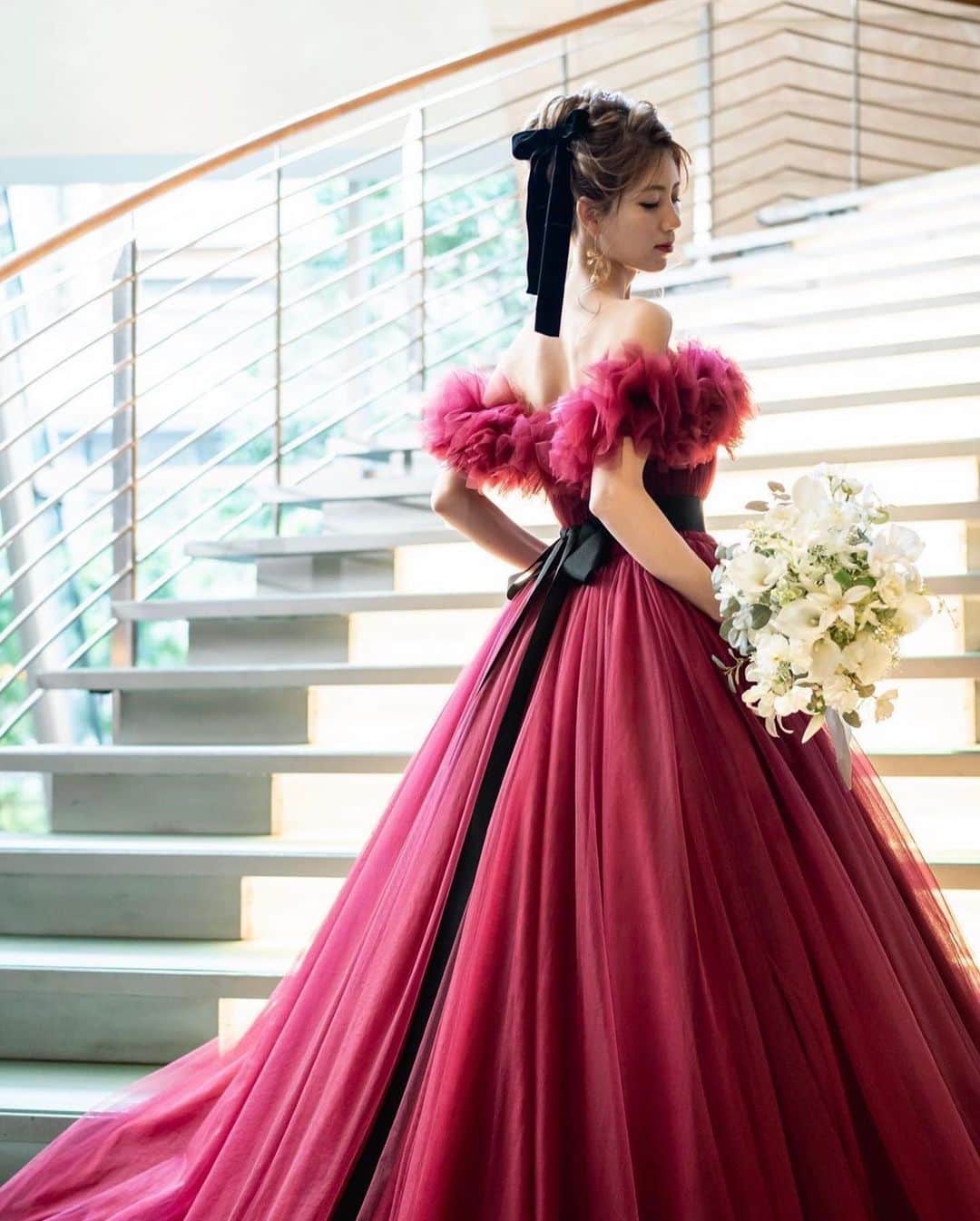 ウェディングソムリエ編集部さんのインスタグラム写真 - (ウェディングソムリエ編集部Instagram)「素敵な花嫁さんをリポスト🕊  華やかでエレガントな彩りが魅力的なウェディングドレス。  愛らしいデザインながらも上品で、チュールのボリュームも素敵。  ブラックのヘアアクセも印象的で、とてもお似合いですね☺️  @nm_a_wedding さんありがとうございました✨  ⳹ TOPICS ⳼ 第28期アンバサダーの応募受付中🤍 詳細&応募はハイライト 〖 アンバサダー 〗  から  *:.,.:*:.,.:*:.,.:*:.,.:*:.,.:*:.,.:*:.,.:*:.,.:*:.,.:*:.,.:*:.,.:* .  サイトは[ウェディングソムリエ ]で検索 🔎http://www.jadorewedding.com プロフィール欄の🔗Linkからもとべます。  ウェディングソムリエは、 人生でその時しかできない 特別な体験を提供するメディアです♡  *:.,.:*:.,.:*:.,.:*:.,.:*:.,.:*:.,.:*:.,.:*:.,.:*:.,.:*:.,.:*:.,.:*:.,.  #花嫁 #プレ花嫁 #卒花 #全国のプレ花嫁と繋がりたい  #ウェディングソムリエアンバサダー #ウェディングソムリエ  #ウェディングソムリエイベント #結婚式 #ウェディング #diy #ウェディングdiy #ウェディングフォト #前撮り #後撮り  #ウェディングレポ ＃ロケーションフォト  #ハツコエンドウ　#abyhatsukoendo」3月30日 18時19分 - jadore_wedding
