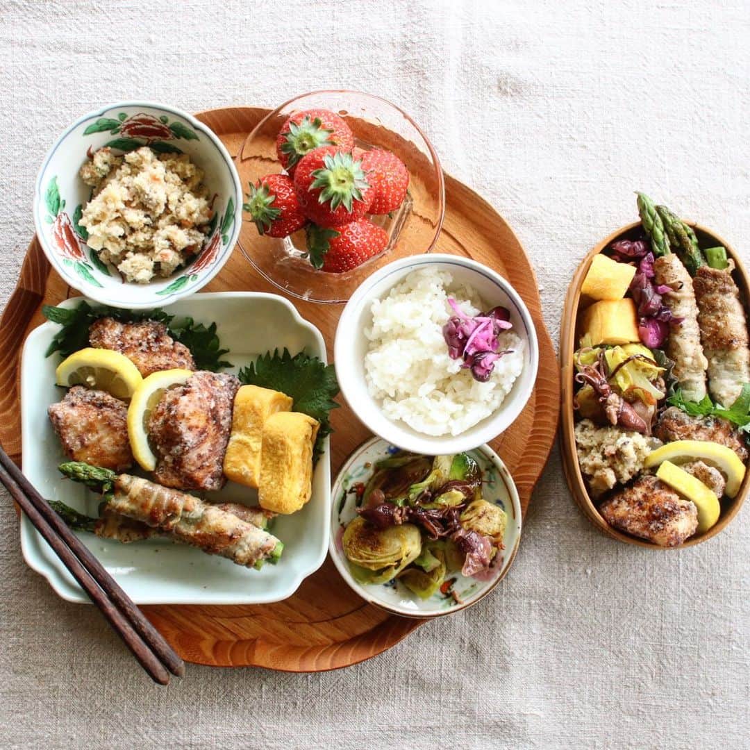 Atsukoのインスタグラム：「今日のお弁当と置きごはん 2023.03.30  鶏の塩麹唐揚げ  アスパラ肉巻き塩焼き 卵焼き おから煮 蛍烏賊と芽キャベツのアヒージョ いちご  写ってないけど、昨日のスープを食べてたみたいです。  気づけばもう3月もあと1日。 あっという間に3月も終わってしまい、今年も1/4が既に終了… 早すぎる😭 私の好きな冬ももうすぐ終わってしまい、大嫌いな夏到来😩 残念でしかない…  明日は春高野球準決勝！ 何だか関西ばっかり残っちゃったけど、明日もしっかりみなくては！」