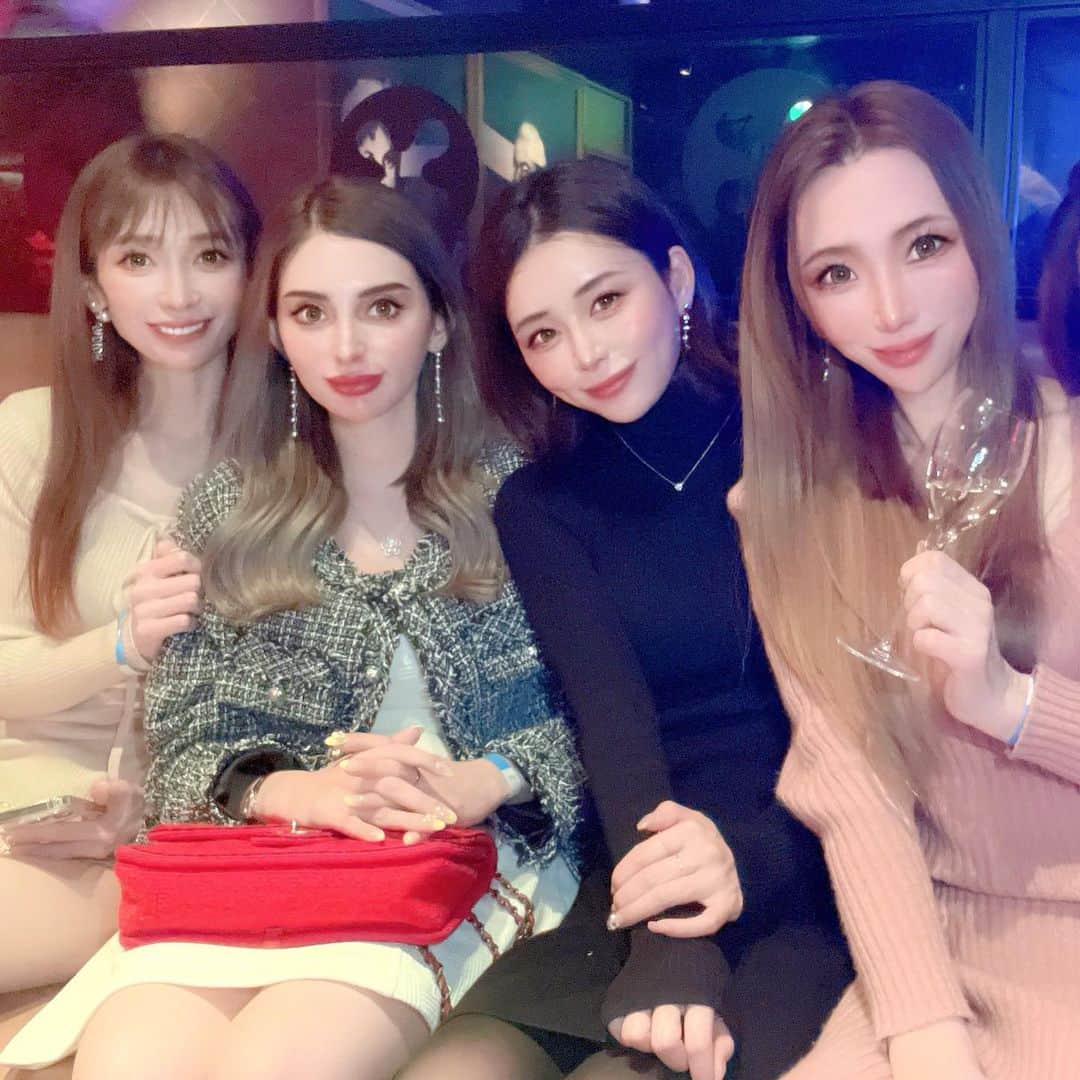 のインスタグラム：「先日の某社長お誕生日会🎂🎉 りょうちゃん❤️いつもお誘いありがとう😊 りょうちゃんのお誘いはいつも楽しい❤️  #インスタ女子 #インスタグルメ #インスタグラマー #インフルエンサー #インフルエンサー募集  #女社長 #女性起業家 #可愛い #可愛い女の子  #可愛い💕  #綺麗 #美人 #美女 #大人女子 #大人可愛い #セクシー #sexy #誕生日 #誕生日おめでとう  #誕生日祝い  #誕生日パーティー  #誕生日会」