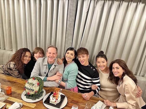 ケリーのインスタグラム：「先日、皆が愛するアンさんのお祝い 「バースデーディナー」でした🎂🎉✨  アンさんは、いつも周りの人に笑顔と元気と 勇気を与えてくれて、皆の女神的な存在😍❤️✨  今年もアンさんにとって笑顔が溢れる、 幸せいっぱいな、最高な1年になりますように🎉  HLLSPD😘✨  Happy Bday @ahnmikaofficial  we LOVE you so much 🎂❤️㊗️  Thank you for all the years of friendship, your kindness and  being an inspiration to everyone 🙏💓   #happybirthday」