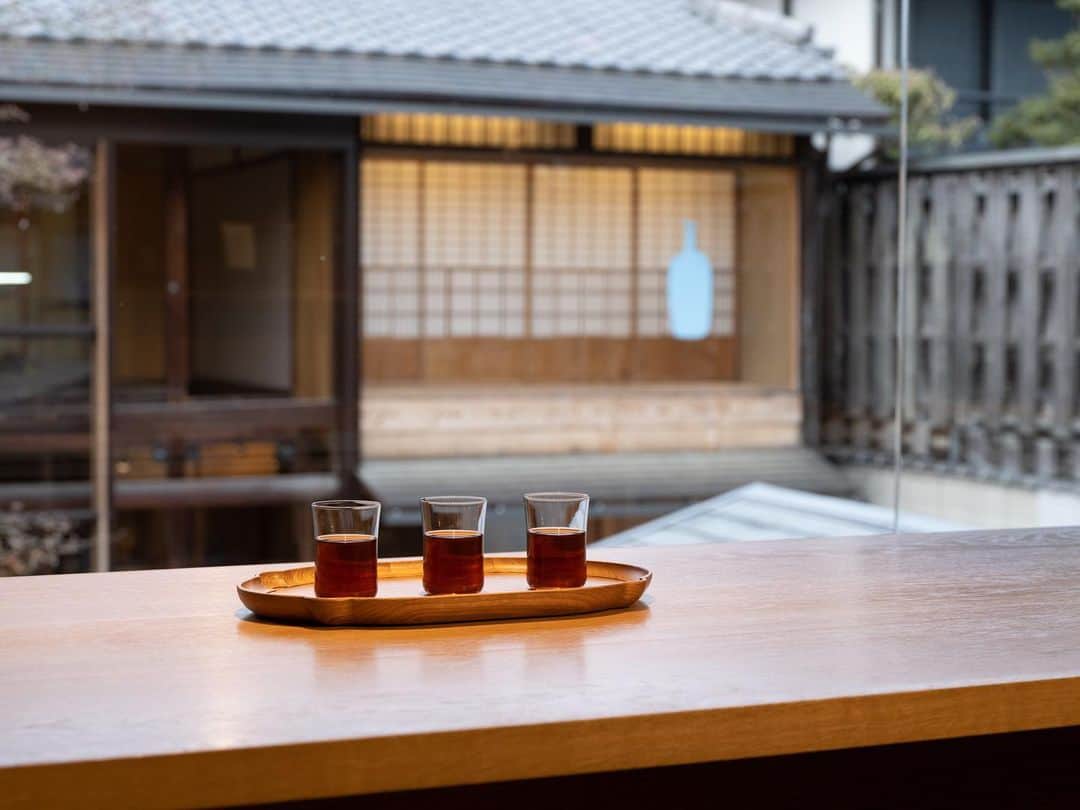 Blue Bottle Coffee Japanさんのインスタグラム写真 - (Blue Bottle Coffee JapanInstagram)「「Blue Bottle Studio - Kyoto -」が、いよいよ明日 3/31(金) にオープンします！⁠ ⁠ 「Blue Bottle Studio - Kyoto -」の予約制コースの一つとして、世界中から 3 種類の全く異なる魅力を持つユニークなコーヒーをご用意。 コーヒーが最もシンプルで美しい状態でお楽しみいただけるよう、豆の繊細な個性を引き出すよう独自の方法で、ゲストの目の前で抽出します。⁠ ⁠ ⁠ 丁寧に抽出された最高品質のコーヒーからは、奥深いフレーバーを感じていただけます。 また一部のコーヒー豆を購入することも可能です。⁠ ⁠ ユニークで特別なコーヒーとの出会いがみなさまをお待ちしています。⁠ ⁠ ⁠ 【Blue Bottle Studioについて】　　　　　　　　　　　　　　　　　　　　　　　　　　　　　⁠ 住所：京都府京都市左京区南禅寺草川町 64　京都カフェ はなれ 2階　⁠  アクセス：地下鉄東西線「蹴上」駅から徒歩約 7 分⁠  ご予約サイトURL ：⁠https://store.bluebottlecoffee.jp/pages/blue_bottle_studio_kyoto⁠  営業日：毎週 金・土・日・月、および祝日⁠  ご予約枠 ：10:00~11:30/ 13:00~14:30/ 15:30~17:00⁠ 　※ 約 90 分のコースとなります。⁠  席数：カウンター 4 席⁠ 最大 4 名さまの予約が可能です。⁠  ご予約について： 2 ヶ月先までご予約可能となります。キャンセルは前日の18:00まで承ります。⁠ 空き枠がある際は当日のご予約も承ります。⁠ その場合はカフェまでお電話（075-746-4453）にてご確認ください。⁠ ⁠ ⁠＊詳細とご予約は、プロフィールページの URL よりご覧いただけます。⁠ ⁠  Photo by Yusuke Oishi ( @yusuke_oishi_marcomonk )  ⁠ ⁠ #ブルーボトルコーヒー⁠ #ブルーボトルコーヒー京都⁠ #BlueBottleCoffee⁠ #BlueBottleCoffeeKyoto⁠ #BlueBottleStudio」3月30日 18時20分 - bluebottlejapan