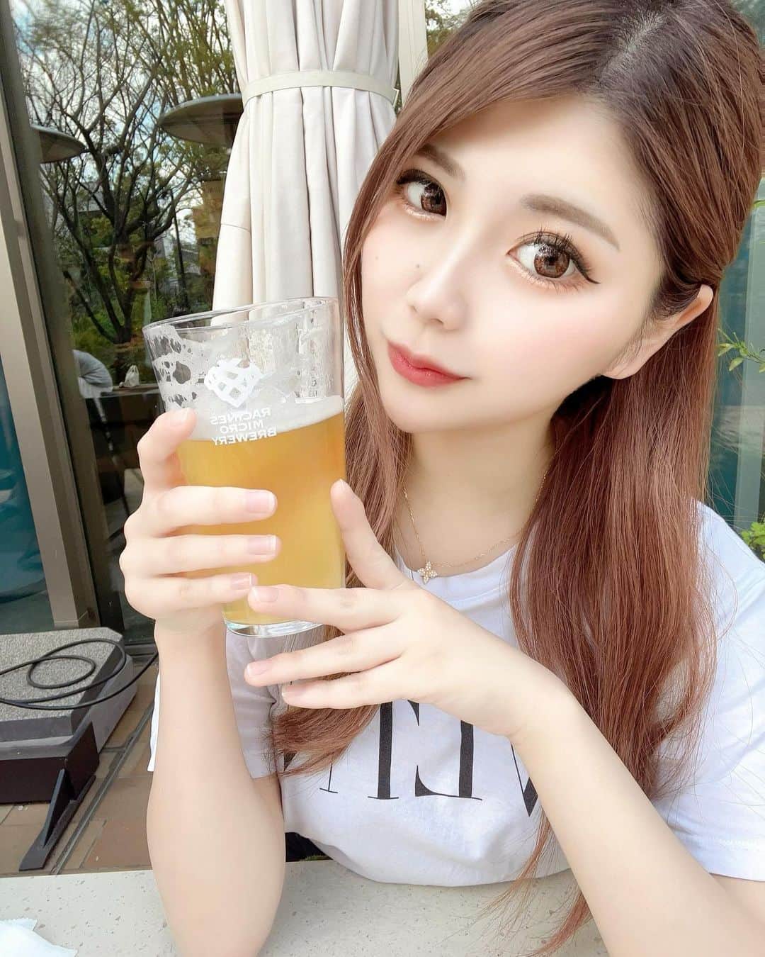 のインスタグラム：「美容室イク前に軽くランチした😃 足やっと治って良かった🥺 次は中耳炎になって左耳聞こえてないが👂」