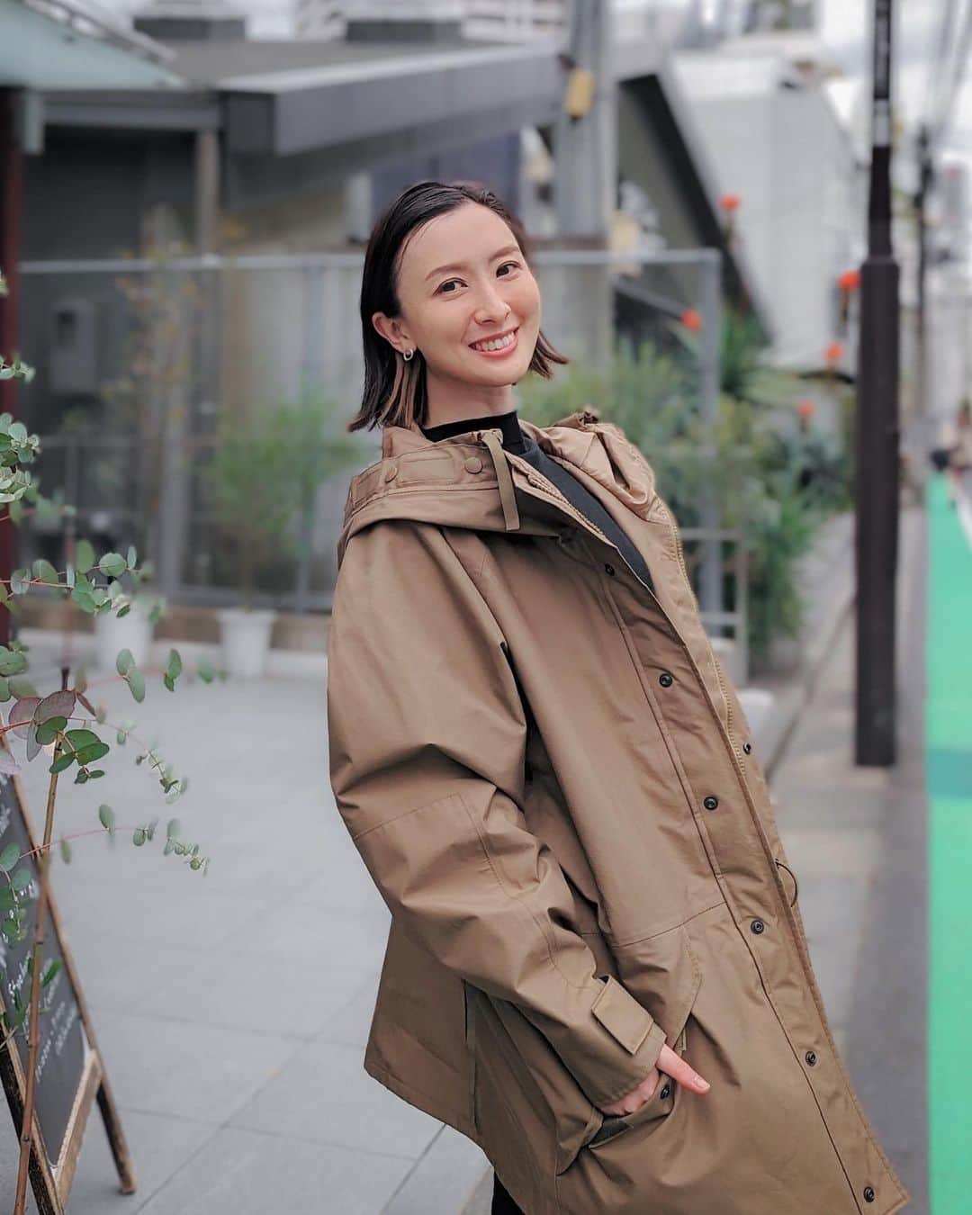 前田紀至子のインスタグラム：「さりげなく顔を盛りたいけど「いかにもやってます」な仕上がりは自分にはあまり合わないのかも…  と、この1～2年ほどはまつ毛サロンや眉毛サロンはお休みしていました。  だけど何もやらなければやらないで多少物足りなく感じるのもまた事実。  そこで文字通り自分の顔に合わせて「整えて」もらえそうなケサランパサランの「顔の土台づくり」で、プロの手による顔の印象づくりをお願いしました。  最初にカウンセリングをしたら、好みの目元に合わせたまつ毛エクステを。  そして更になりたい眉のイメージに合わせたアイブロウのお手入れと描き方の指導を。  ビフォーアフターをご覧いただくと分かる通り、普段のメイクはありがたいことに「ほぼロジックが合っています」とお褒めいただきましたが、さすがそこはプロ。  私が描くよりもうんと自然で柔らかい印象に。  思わず「これは…！！」と唸ったグレーのアイブロウペンシルを購入して帰り、「顔の土台」&教えてもらったことを活かしながらここ数日メイクしています。驚くほどスムーズにメイクが終わるのがありがたい。  1枚目は思わず上機嫌なサロン帰り。こういうプロによる指導をいただける体験は定期的に、そして積極的に取り入れたいな。  #顔の土台づくり  #ケサランパサラン  #PR」