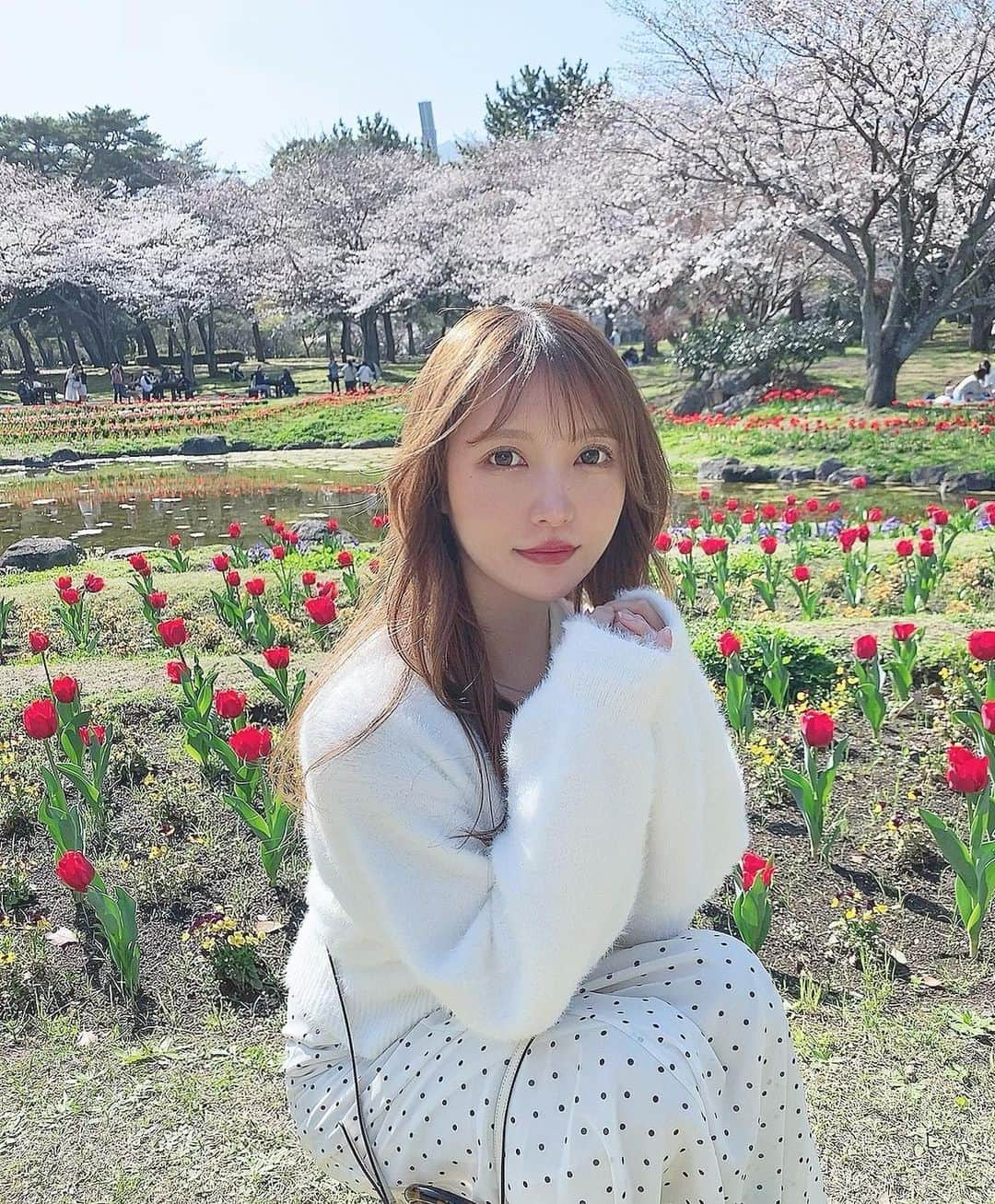 Moeka Takamatsuのインスタグラム：「♡ お花見した🌸🌷🍡 . . . . . #別府公園#桜#お花見#お花見コーデ#春服コーデ#コーデ#ファッション#コーディネート#デートコーデ#プチプラコーデ#グレイル#カジュアルコーデ#低身長コーデ#ロングヘア#ヘアスタイル#サロモ#被写体#写真 #fashion#grl#hanami#sakura#hairstyle#makeup#love#selfie#selca#followme#instagood#like4like」