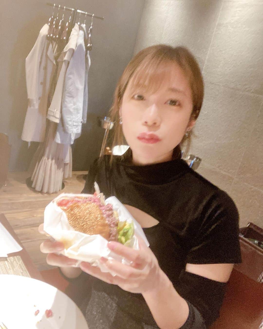 道井悠さんのインスタグラム写真 - (道井悠Instagram)「おすすめされたので『D麺』さん行ってきた✨ ボリュームすごくて、麺半分にして野菜もマシてないのにデフォで豚の塊2つ入っててちょっとだけ食べきれず…！ くやしい！😭 ほぐし豚もつけたけどいらないくらい味も濃いめでアブラも美味しくて大変好みの1杯でした🙇‍♂️  先週はクロコダイルの女子でハンバーガーランチ女子会してきました🍔👧 以前も事務所のメンバーで行った銀座の【ウルフギャングTeppan】があまりに美味しくて、隣のスタッフさんが食べてたハンバーガーがコスパ良い上に美味しそうで絶対次はこれ食べたい！となりみんなでランチ🫶🏻💕︎︎ ハンバーガー大正解ー！！ アボカドとチーズと目玉焼きとベーコンのカスタマイズが出来て(日によって違うのかな)ほとんど皆全部入り食べてました🙋‍♀️˚✩* ビーフパテ280gあって①USビーフ100%の「クラシックバーガー」②熊本の赤牛を20%加えた「シグネイチャーバーガー」 のどちらかから選べる！ 私は熊本の方をレアで焼いてもらいました🍖 目の前で焼いてくれて作ってくれるので、なっちゃんとイベントの打ち合わせできたらしようねって言ってたのに目の前のハンバーガーに盛り上がっちゃって全然できなかった笑☺️ 銀座のキラリトギンザ7階にある上にあの天下のウルフギャングなのにハンバーガーは2780円～でコスパ良すぎません、、😶‍🌫️ 二郎で鍛えてる私はやっとの完食！ みんなもあまりのボリュームに大変そうでした🤼‍♀️ ランチはほんとに気軽に行けるのでお洒落なデートや親孝行、友達とランチにぜひ✨」3月30日 18時34分 - michiiharuka
