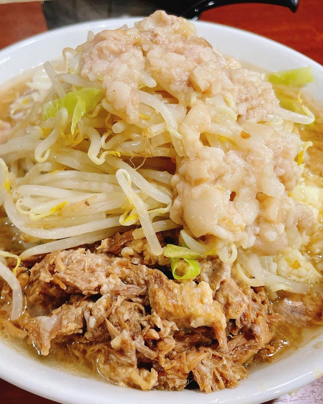 道井悠のインスタグラム：「おすすめされたので『D麺』さん行ってきた✨ ボリュームすごくて、麺半分にして野菜もマシてないのにデフォで豚の塊2つ入っててちょっとだけ食べきれず…！ くやしい！😭 ほぐし豚もつけたけどいらないくらい味も濃いめでアブラも美味しくて大変好みの1杯でした🙇‍♂️  先週はクロコダイルの女子でハンバーガーランチ女子会してきました🍔👧 以前も事務所のメンバーで行った銀座の【ウルフギャングTeppan】があまりに美味しくて、隣のスタッフさんが食べてたハンバーガーがコスパ良い上に美味しそうで絶対次はこれ食べたい！となりみんなでランチ🫶🏻💕︎︎ ハンバーガー大正解ー！！ アボカドとチーズと目玉焼きとベーコンのカスタマイズが出来て(日によって違うのかな)ほとんど皆全部入り食べてました🙋‍♀️˚✩* ビーフパテ280gあって①USビーフ100%の「クラシックバーガー」②熊本の赤牛を20%加えた「シグネイチャーバーガー」 のどちらかから選べる！ 私は熊本の方をレアで焼いてもらいました🍖 目の前で焼いてくれて作ってくれるので、なっちゃんとイベントの打ち合わせできたらしようねって言ってたのに目の前のハンバーガーに盛り上がっちゃって全然できなかった笑☺️ 銀座のキラリトギンザ7階にある上にあの天下のウルフギャングなのにハンバーガーは2780円～でコスパ良すぎません、、😶‍🌫️ 二郎で鍛えてる私はやっとの完食！ みんなもあまりのボリュームに大変そうでした🤼‍♀️ ランチはほんとに気軽に行けるのでお洒落なデートや親孝行、友達とランチにぜひ✨」