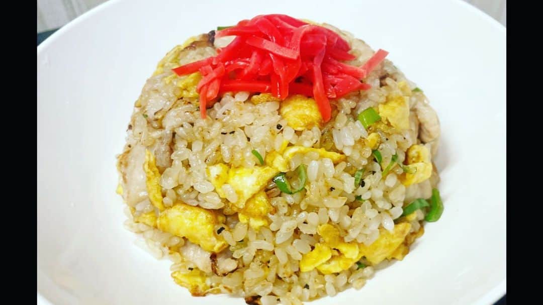 林克治のインスタグラム：「チャーハン作りにハマっています。 上手くできたのでシェアさせていただきます！  #チャーハン #家で作るチャーハン #太る」