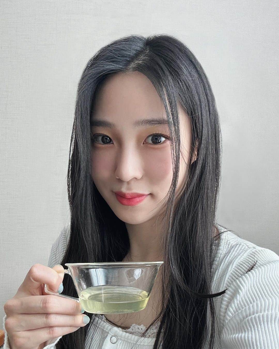 ZUYONIのインスタグラム：「오늘의 차 #세작 얼음 냉침 찻잎 위에 얼음을 올리고 천천히 녹아 그 물에 차가 우러나길 기다리면 완성되는 딱 한 잔의 차입니다.  3-4시간 가량 기다려서 겨우 한 잔 나오는 양이지만 찬물에 천천히 우려낸 만큼 떫지 않고 부드러운 차맛과 바디감이 있어 줄어드는 게 아까울 정도예요. 시원해서 벌컥벌컥 마시다가 순식간에 비워진 잔을 보면 슬퍼짐ㅋㅋㅋ  오설록 세작 잎차를 이용했는데 싱그러운 향과 은은한 단맛이 봄과 정말 잘 어울리는 차예요. 연한녹색의 수색이 싱그럽고 은은한 단맛과 고소한 맛이 조화롭습니다🤭 #찻자리 #차기록」