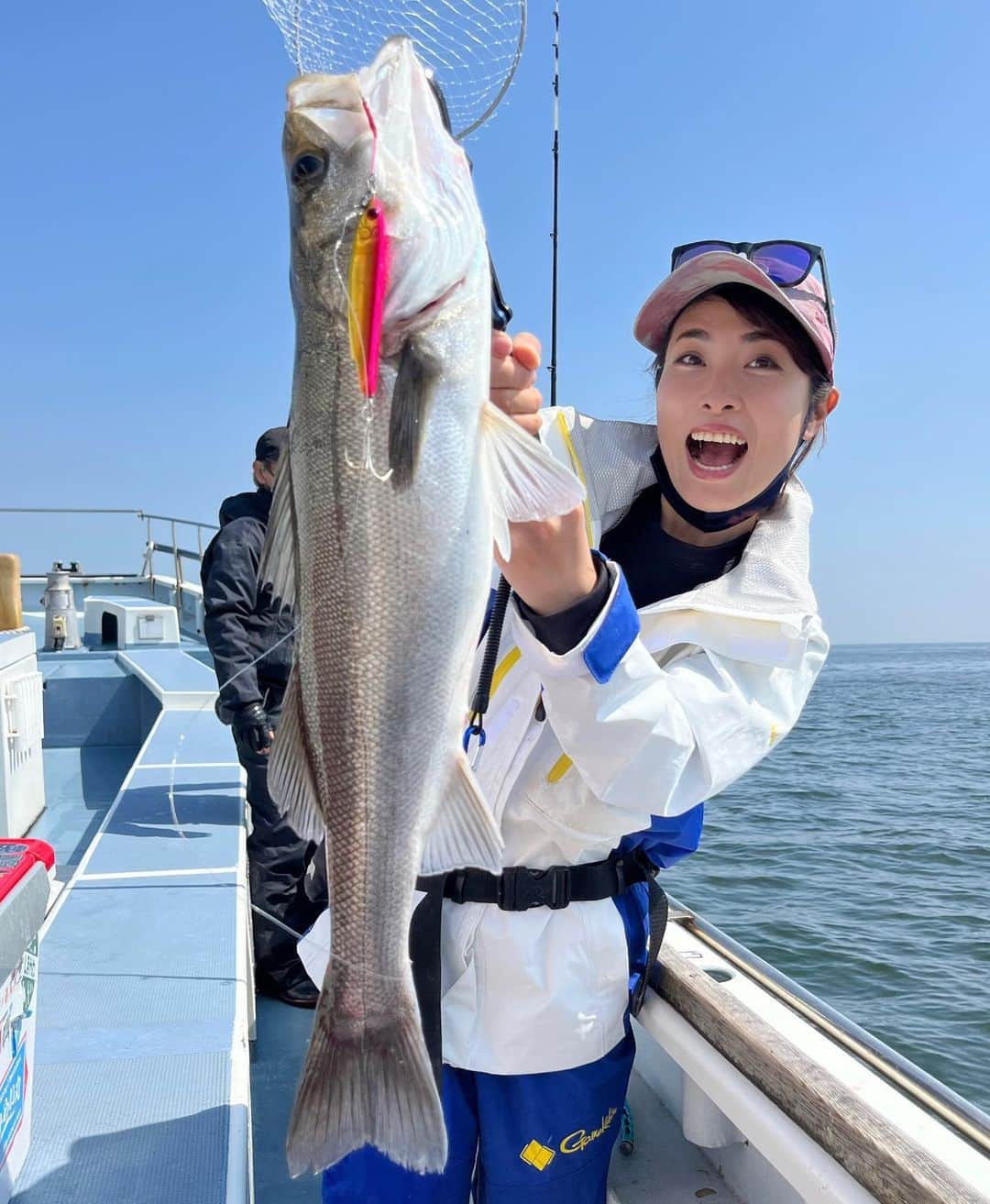 川目梢のインスタグラム：「初シーバス🎣 本牧『長崎屋』さんでやってきやした‼︎  タダ巻きでも フォール中でも食ってくる活性の良さで 当たればグングン引いて  疑似餌だから手も汚れなくて女子には良いんじゃないかしら？  なんでもっと早くやらなかったんだ私…。  4月いっぱいやる予定らしいですが、早めの釣行がおススメだそうです🙌 ぜひぜひ  #長崎屋 #シーバス #釣り #釣り好きな人と繋がりたい #釣りガール #釣り女子 #釣りスタグラム #釣りバカ」