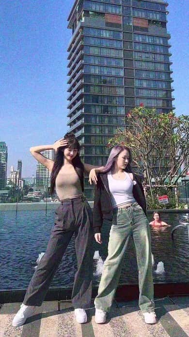 EVERGLOWのインスタグラム：「태국에서 시현이랑 미아랑 DANCE🌞 #EVERGLOW #에버글로우 #시현 #SIHYEON #미아 #MIA」