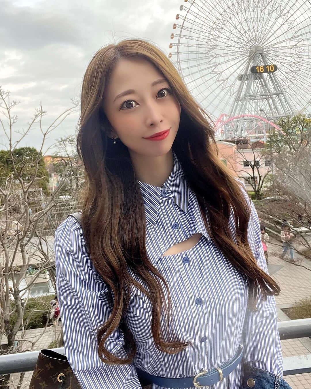 のインスタグラム：「. 🤍💙🤍💙 . みなとみらい🎡✨ . . . #みなとみらい#横浜#赤レンガ#中華街#中華街食べ歩き#横浜中華街#tokyo#yokohama#minatomirai」