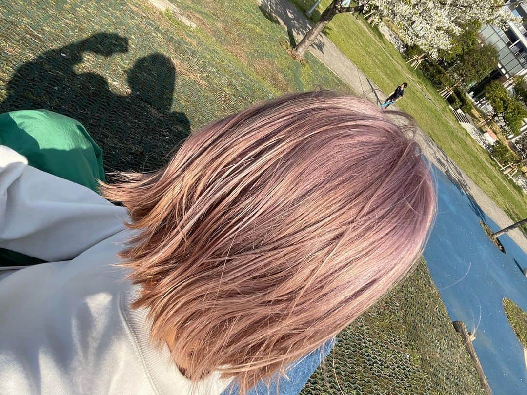 松本亜希のインスタグラム：「1年半ぶりに全頭ブリーチしてもらってハイトーンに😚✨ ピンク！とだけオーダーして、しがちゃんにおまかせしたらピンクとベージュの美しいグラデーションに🥹✨ いい色だ〜😭🍑🌸🎀  #airaoyama #志賀様 #ピンクヘアー #グラデーション #ハイトーン」