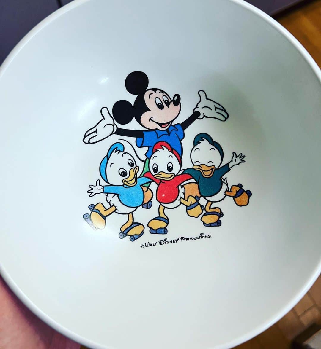 Ms.OOJAのインスタグラム：「私が産まれた時の祝い品ボウル🥣  いまだに使ってる実家。 使える品質の良さ。  後ろのスーパースターはともかくアヒルのちびっこ達って今も健在？  #disney #結構な頻度で使ってる　#40年経ってもびくともしない　#80歳まで使いたい」