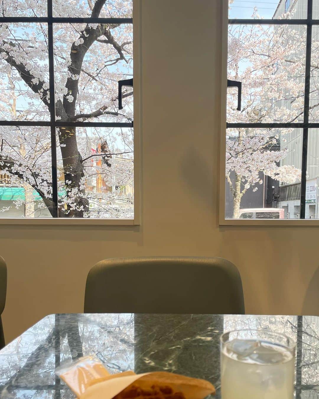 佐藤優萌のインスタグラム：「京都は桜が満開です 新年度に向けて髪の毛切りました やっぱりショートは楽！天才！(^_^) . . . . . #京都 #京都観光 #京都カフェ #京都桜  #桜 #sakura #kyoto #kyotolife  #ショート #ショートボブ #ショートヘア」