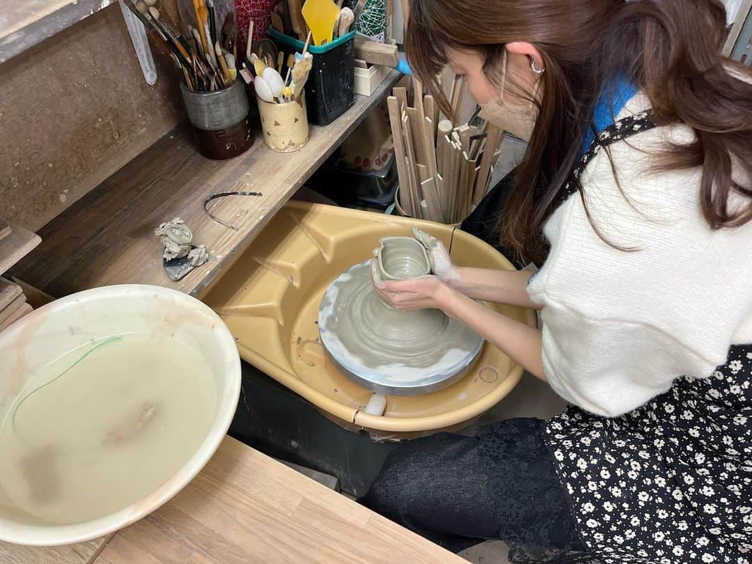 森田紗英のインスタグラム：「_ 先日、無事に家族婚を 終えることができました🙇 _ 写真はゆっくりと少しずつ🤏 _ 両親へのプレゼントって 普通に買って渡しても 面白くないよね〜なんて 旦那さんとお話して、 お互いの両親に 湯呑みを手作りでプレゼントしました😂✨ 土の状態から本当に作ったんだよ！！！！！笑 色付けまでして！！！！笑笑 結構時間もかかったし、 大変だった😂😂😂 そして、 完成品の写真は撮り忘れた... まあ、いいんです。 見せられるような物じゃない😂 私は旦那さんの両親へ。 旦那さんは私の両親へ。 作品を見た第一声が 「ぉお！まあ、使える！」 でした笑笑笑笑笑笑 _ _ _ #家族婚 #両親へのプレゼント #湯呑み #コップ #陶芸  #気持ちを込めて #プレゼント #がんばった #いびつな形」