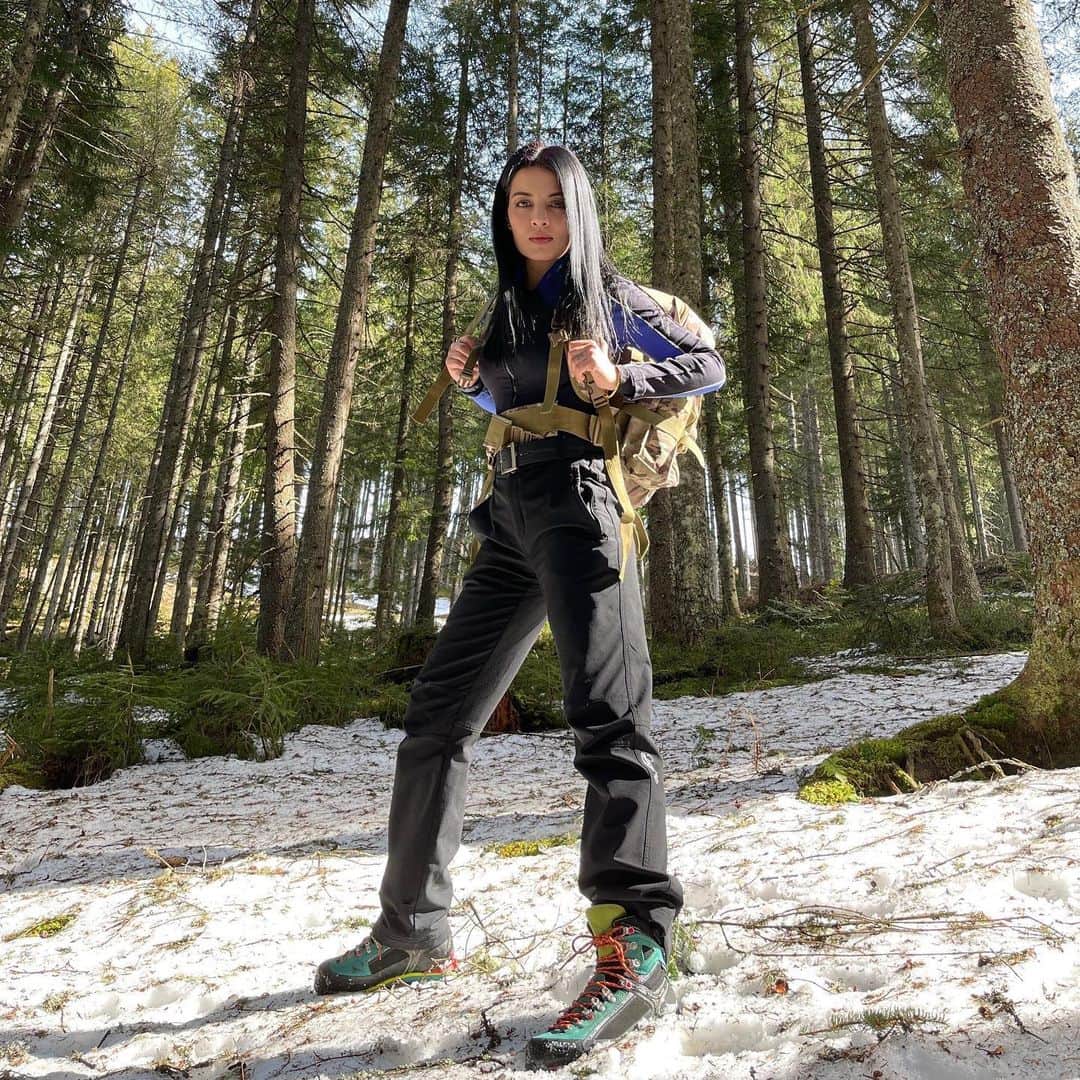 のインスタグラム：「To live is the rarest thing in the world. Most people exist that is all ~ Oscar Wilde ~  I first started hiking as a kid in the mountains of Kumaon, Arunachal Pradesh with my father & grandfather. My military dad’s postings ultimately saw the end of my most beloved activity and had to embrace a lot of change. The Kumaon, Tawang and Kashmir hills did not leave my mind and I would turn to my childhood images in mind every time I was stressed.   My husband @haag.peter who is also a mountaineer taught me a lot about tackling the alpine high altitudes and over the years my summits became higher and higher.  Returning to hiking as a sport and fitness activity did more for my mind,the body fitness was just an an extra beneficial side effect specifically after two twin pregnancies.  When you hike, you train your body to work as it's designed; lots of muscles, all working in synergy, adapting to the situation as required. Gyms often lack this by exercising muscles in only one direction, so if there is a possibility for a hiking route I truly recommend taking that drive out of your city and trying it at least once a month.   Living in Austria I take advantage of the alpine mountains and do so almost every 3 days and certainly loving what it does to both my mind and body !!   So while my affair with high heels continues, I am deeply entangled in a ménage à trois with my hiking boots 😉!   Photograph | @haag.peter 🤠   #celinajaitly #celinainnature #hikergirl #austriangirl #austria #hiking #hikersofinstagram #bollywood #naturephotography #outdooradventures」
