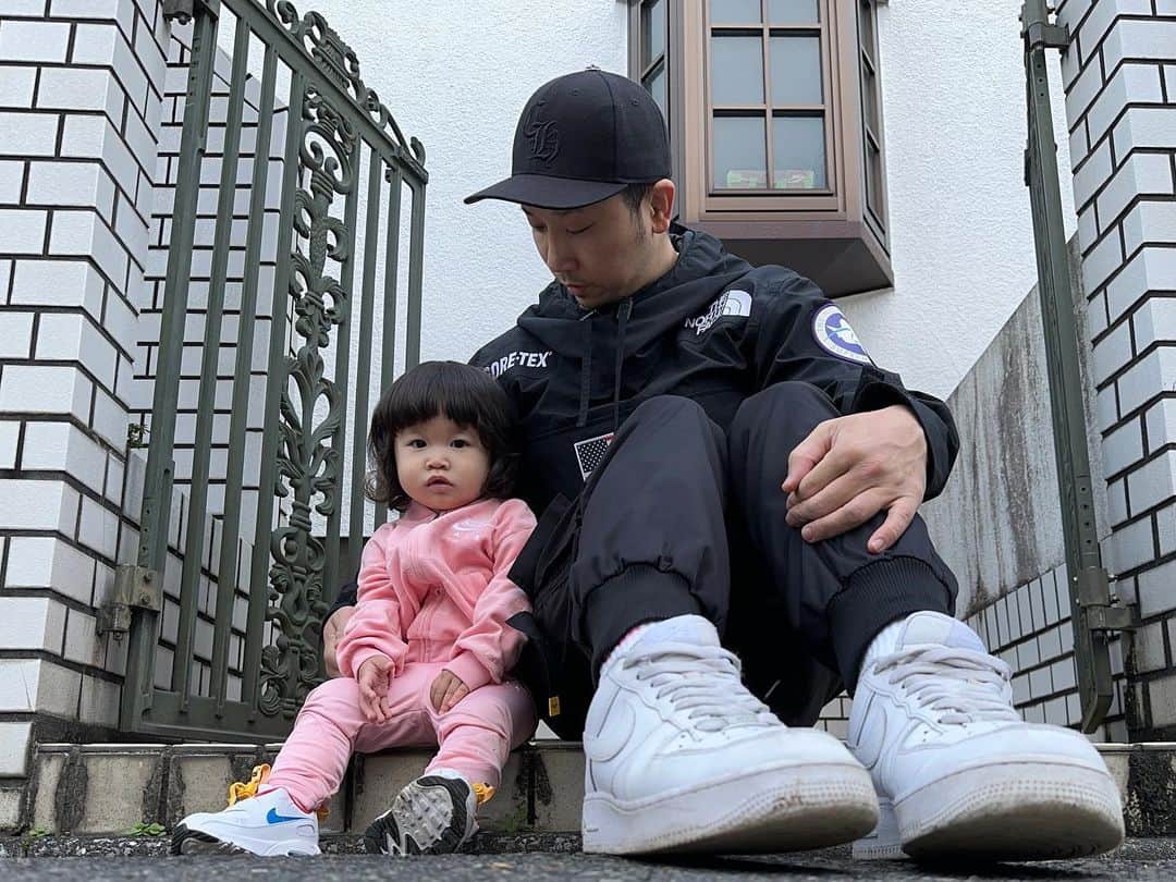 粟生隆寛のインスタグラム：「散歩デート 一妃がこの段差に座って隣をペシペシ叩いて、座れ！と言わんばかりの表情だったので座ってパシャり  #娘とデート #娘と散歩」