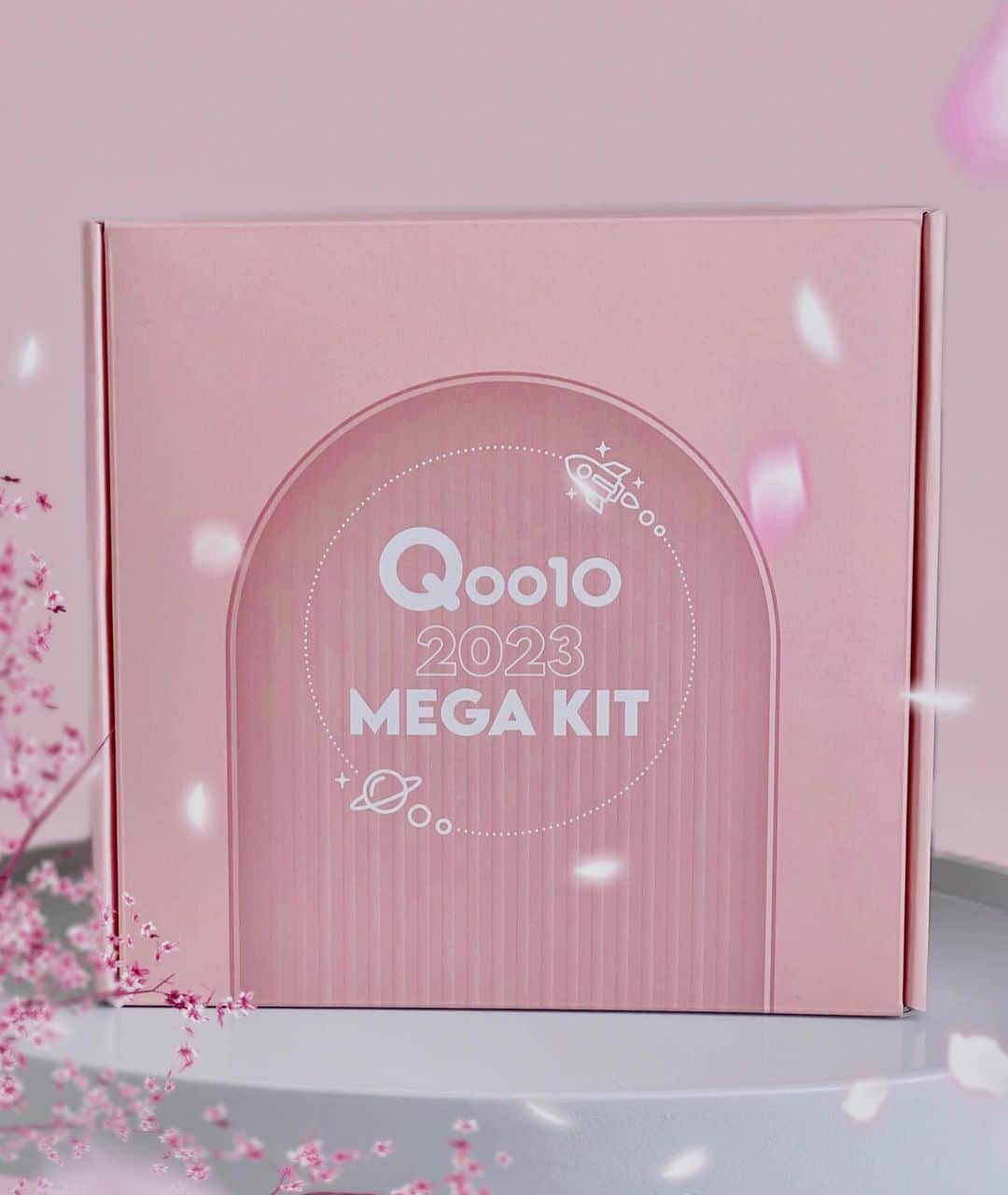 くまくまくまのインスタグラム：「・ 今月もQoo10 オリジナルボックスー 「Qoo10 Mega Kit」が届いたのでワクワク♪〜 @qoo10.official  今回も10のブランドの商品が入っていて、基礎スキンケアコスメが多め✨  特に目元のケアや唇のケア用の商品も入ってるので、気になる細かい部分のケアもできるから最高🌱  中身はいつも豪華だけれど、  くまは最近、唇の縦ジワや目元の小ジワとニキビ跡が気になっているので、お気に入りは  ❣️CosrxのRXザ.ビタミンC23セラム 美白、シミケア、シワ改善まで出来る万能のセラム  ❣️Laneigeのリップスリーピングマスク 寝ている間にリップケアをしてくれる！翌朝には、ふっくらとした唇のマスク👄  ❣️Snpのゴールドコラーゲンパーフェクトクッションパッチ♡ 隙間なく密着をして、しっかりと整えてくれるクッションパッチ👁  季節の変わり目に起きてしまう、肌トラブルの悩みに解決が出来ちゃう嬉しいボックスだと思う✨  そして！  Qoo10 メガPOINTのメガポがスタート 🌸  2023年4月1日 (土) 0時から、4月7日 (金)23時59分までの7日間、  〈メガポ)タグが付いている対象商品を購入すると、購入金額の20%のポイントが還元されるよ! 是非!チェックしてみてね〜 🤗  #Qoo10MegaKit #Qoo10 #メガPOINT#お得#プレゼント#PR#VTCosmetics #romnd#Snp#Laneige#numbuzin #Abib #Cosrx #MilkBaobab #MilkTouch#NatureRepublic#Qoo10メガ割 #メガ割#韓国美容#韓国コスメ#韓国コスメレビュー#Qoo10おすすめ#Qoo10購入品#美肌ケア#基礎化粧品」