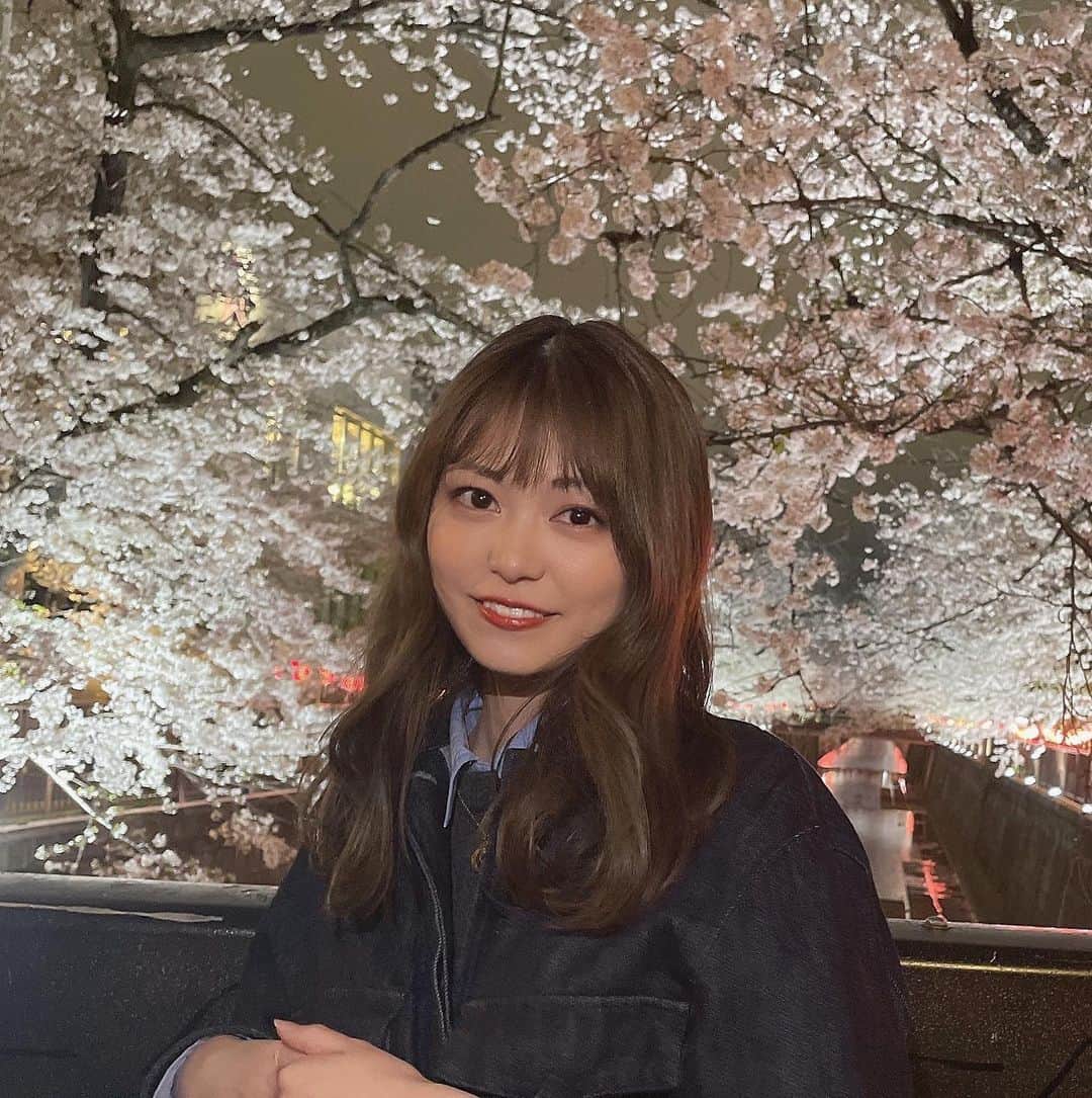 前田亜美のインスタグラム：「. . 今年はお花見🌸するぞーーー!!!!って思っていたので…. . . . 念願の綺麗な桜が みれて大満足です!!!!(˶ˊᵕˋ˵)✨ . . 目黒川の桜、初めてちゃんとみたかも👀 . .  ライトアップもされてたし提灯もずら〜っと並んでて素敵だったな！. . . 桜は一瞬で散ってしまう儚いお花よね。. . 歩いていても散って花びらがたくさんぶつかって…… 知らぬ間に散った花びら持ち帰ってた🌸( ¨̮⋆)ﾗｯｷｰ . . .  エネルギーチャージできたしパワーも貰えて最高ᐠ( ᐛ )ᐟ. .  #お花見  #🌸 #桜  #日本 🇯🇵」
