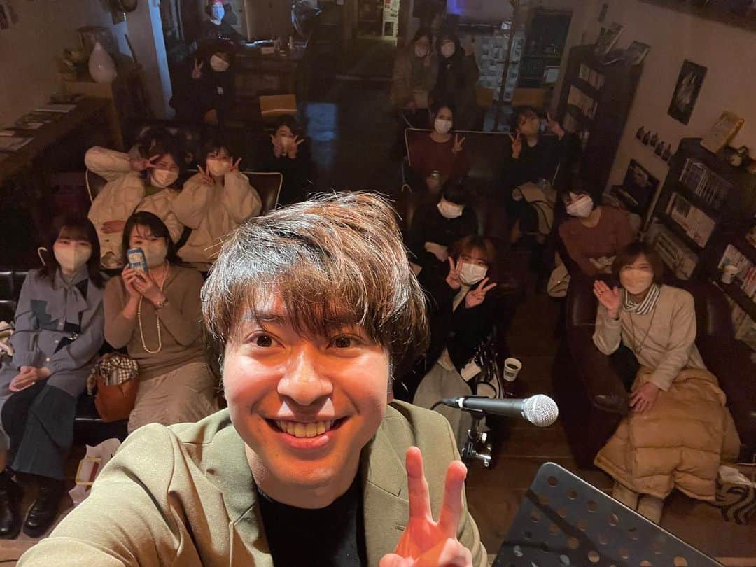 吉野晃一のインスタグラム：「@slowtimecafe でLiveした！ 久々に会えた子いて嬉しかった。 店長ばりいい人でずっとソウルの音楽について教えてくれた。 また行きたい。」