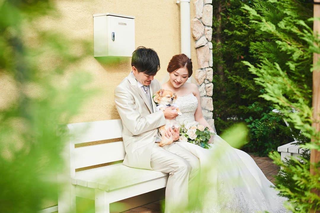 のインスタグラム：「・ ・ Groom🤍Bride ・ ワンちゃんウェディング🐶 ・ ・ #プレ花嫁 #卒花嫁#結婚式 #結婚式準備#ウェディング#花嫁#ブーケ#ヴィラデマリアージュ越谷レイクタウン#カメラ#記念日#結婚式場#写真好きな人と繋がりたい #ウェディングドレス #湖#空#アットホーム#ブーケ#笑顔#自然#おうち時間#stayhome #街#wedding#dress#colour#flower#natural#green#happiness#photography #party」